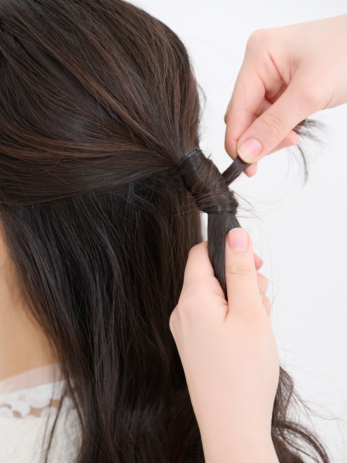 【セミロング③カジュアルスーツ】ゴム隠しの毛束がワンポイントに！ ナチュラルハーフアップ　STEP３