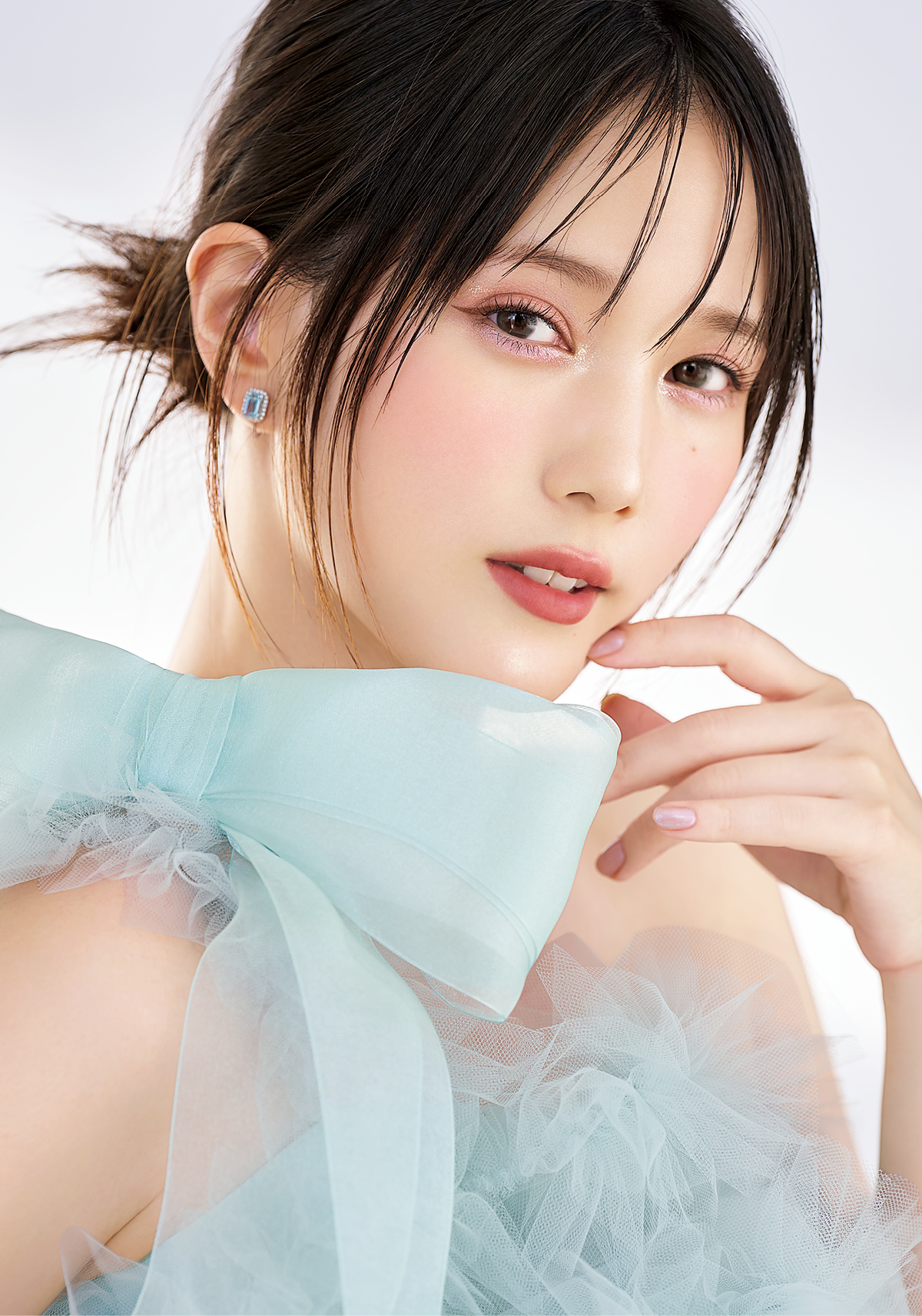 MAQUIA最新号表紙で、本田翼さんが魅せる大人のピュアメイク。神々しいまでの透明感を引き出すポイントは？