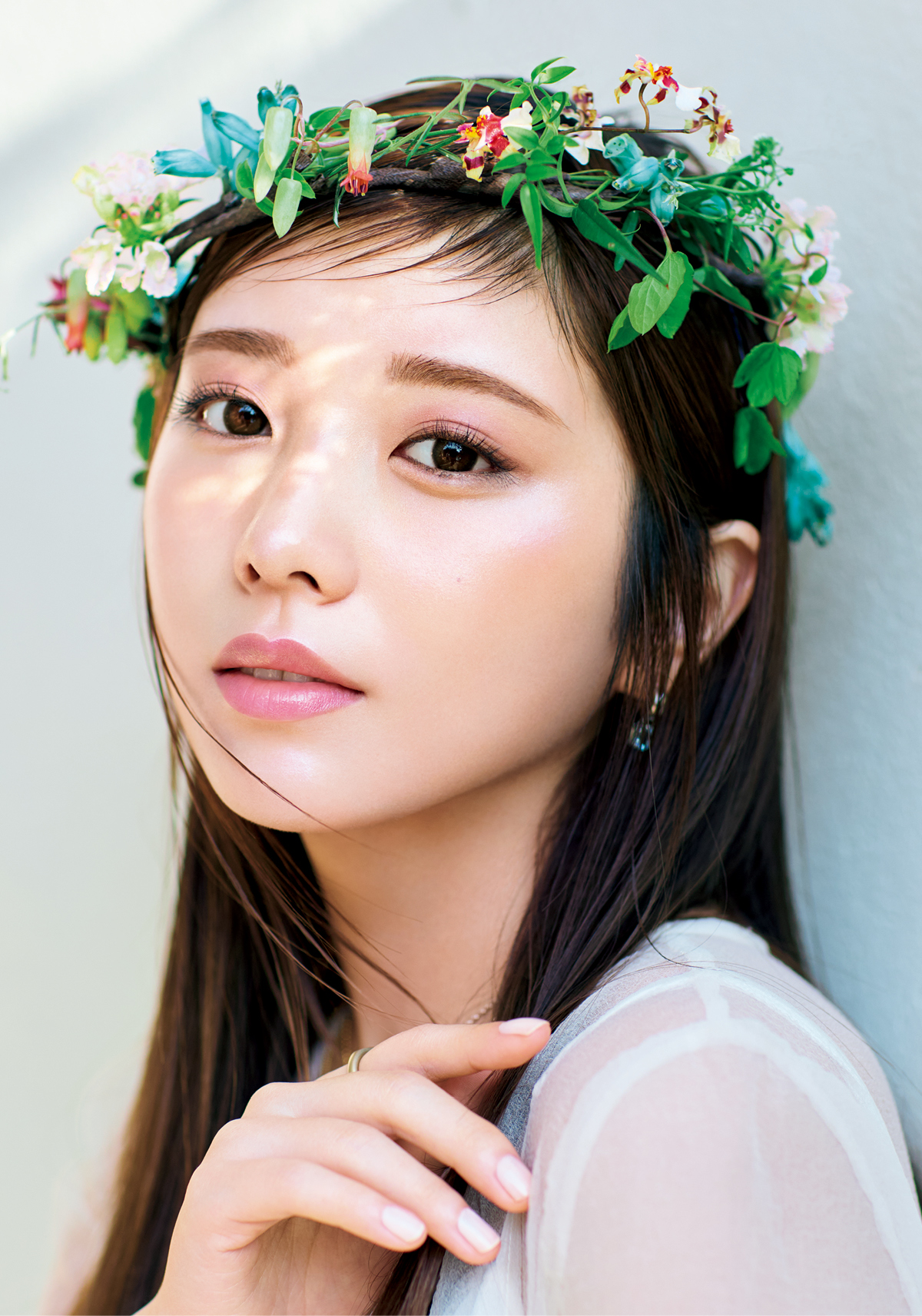 与田祐希さんが纏う表紙メイクを解説！ 大人のピンクメイクは質感・色選びにひと工夫