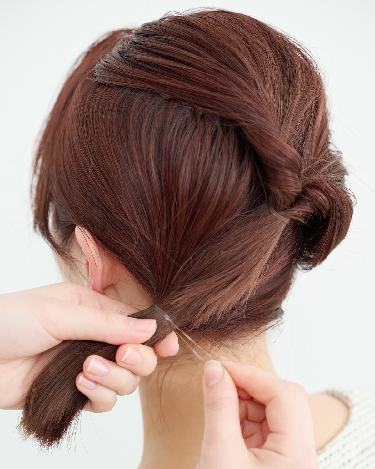 【ミディアム③カジュアルスーツ】 「くるりんぱ」でつくるサイド寄せアレンジ　STEP３