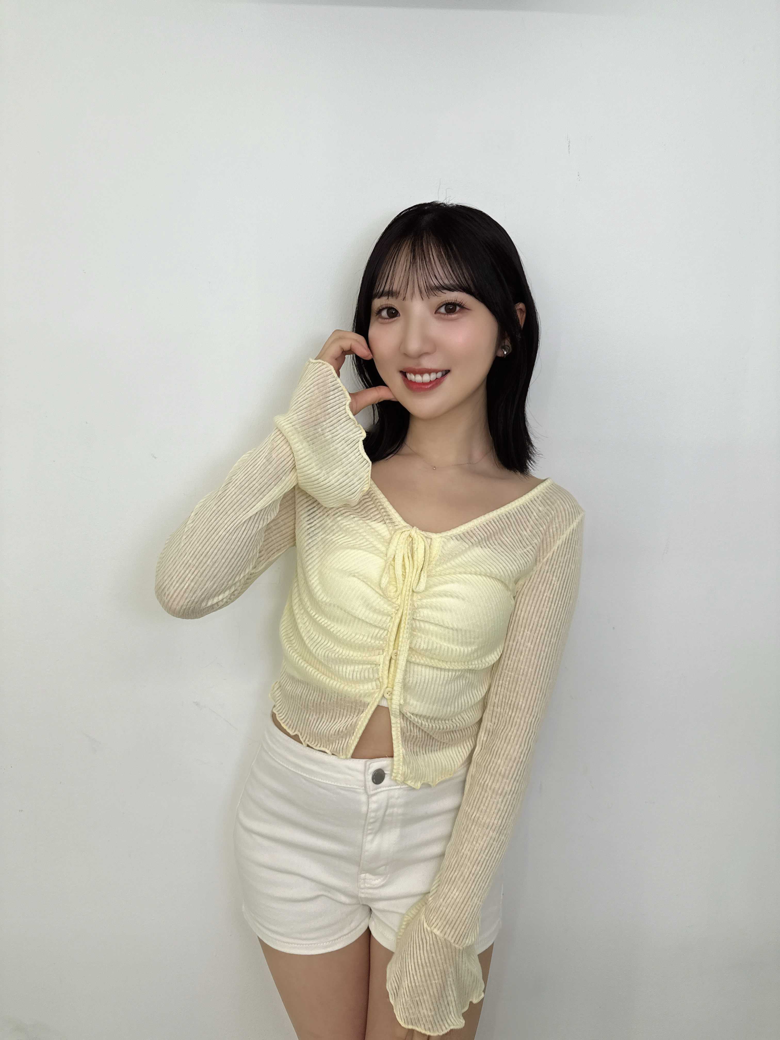 声優豊田萌絵さん　マキアオフショット　ハートポーズ