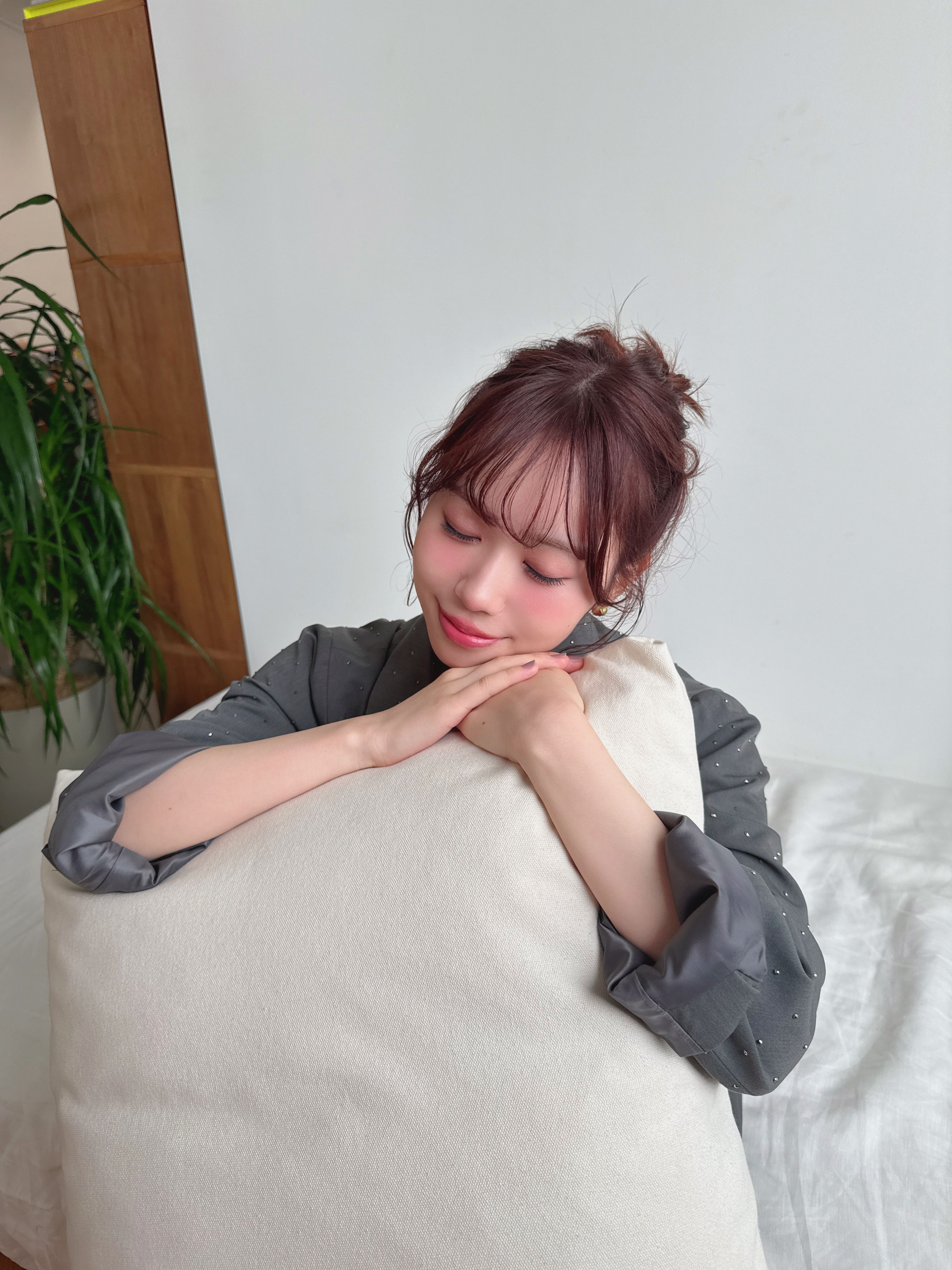 声優伊達さゆり　ベッド　枕　寝顔