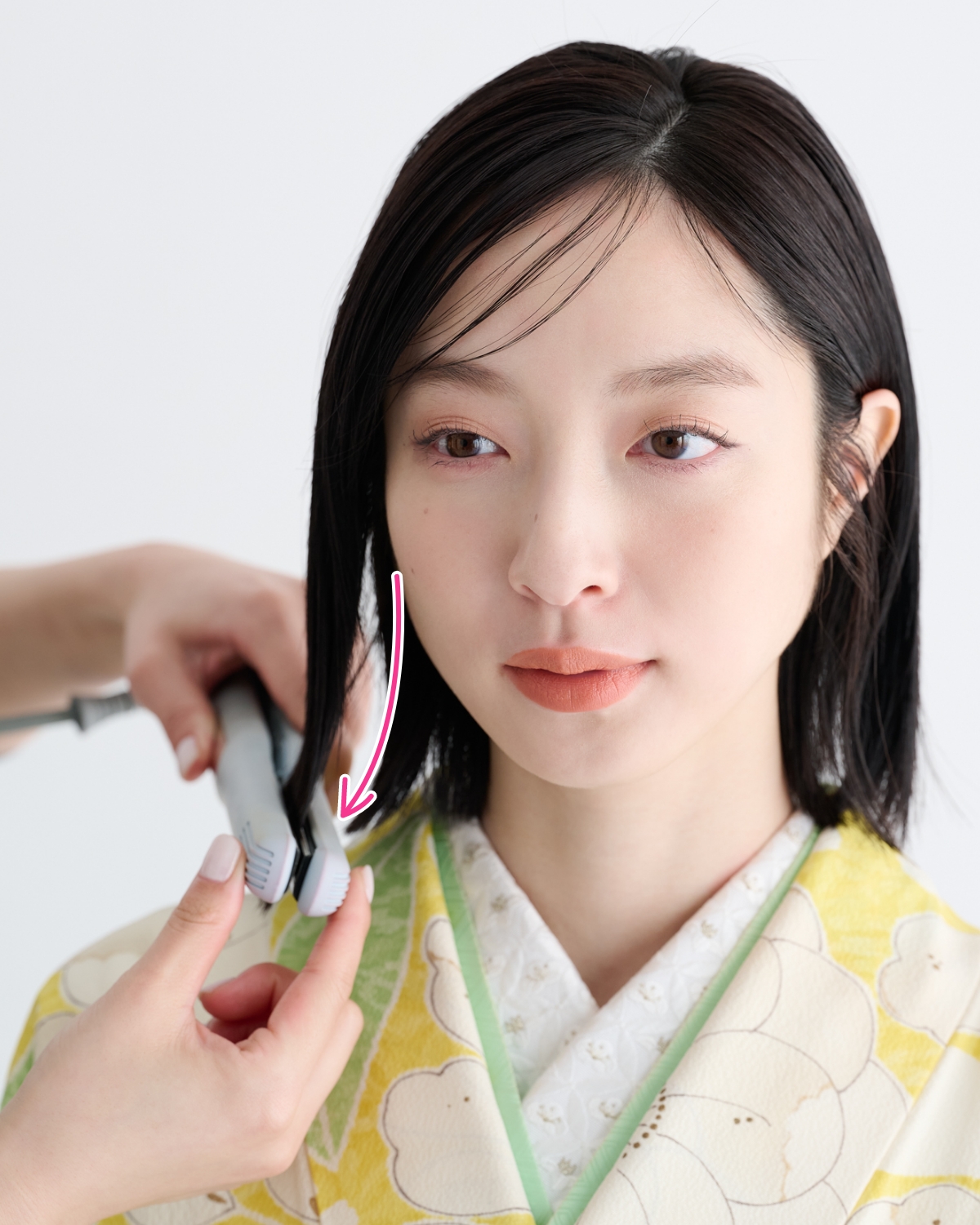 【卒業式袴ヘアアレンジ・ミディアム➀】煌めくパールがアクセントの簡単サイドねじり　STEP１