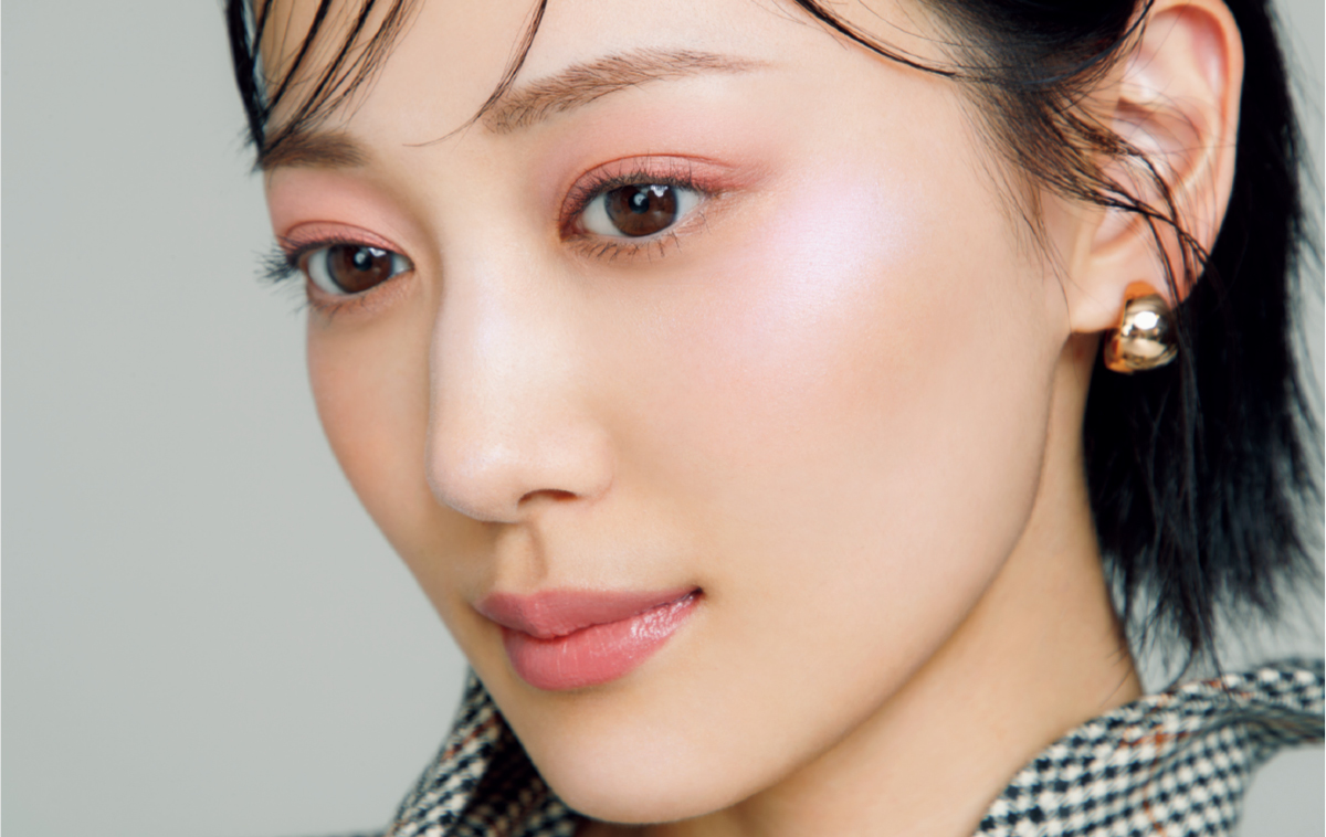 “淡い色のレイヤードで秋らしい奥行きを表現”