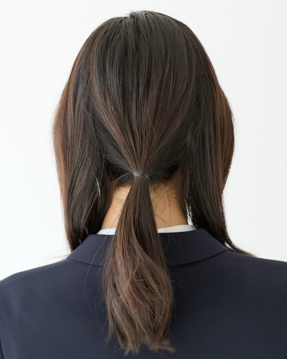 【セミロング②きちんとスーツ】毛束クロスで見違える！ こなれポニーテール　STEP２