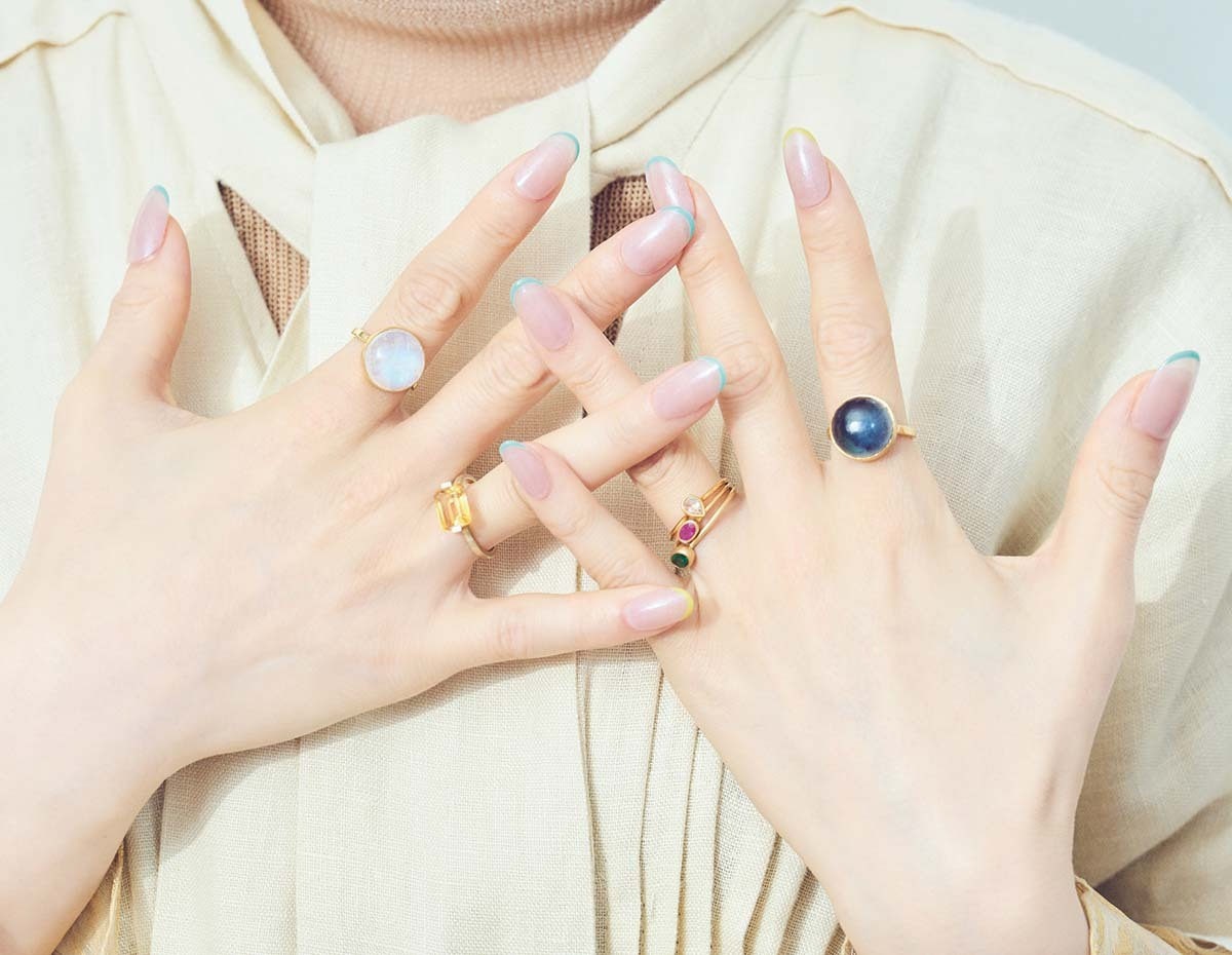 山本舞香　夏ネイル×天然石リングの重ねづけテク