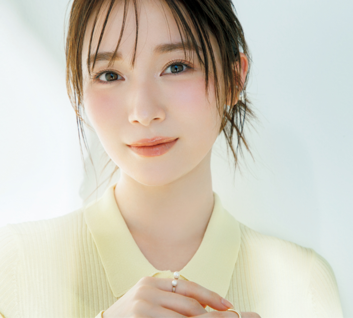 守屋麗奈さん、ポロニットを着る日のメイクプラン。透けイエロー×ピンクでやわらかな空気感を