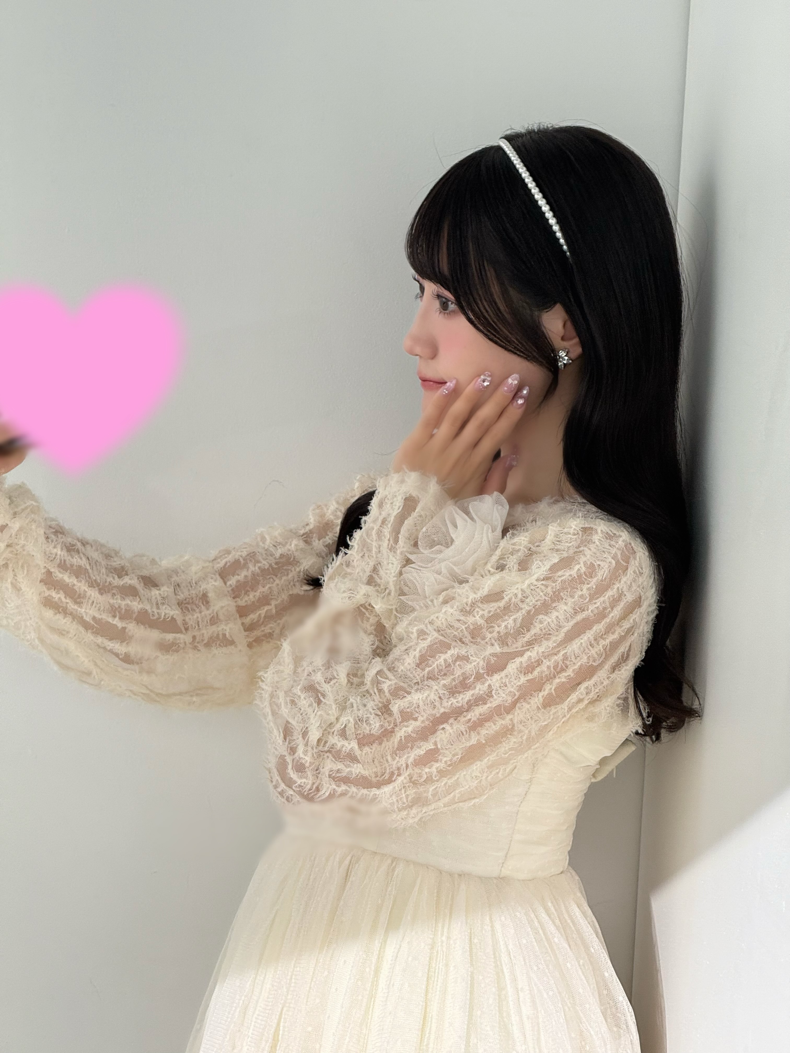 声優 小倉唯 自撮り風景 小顔ポーズ