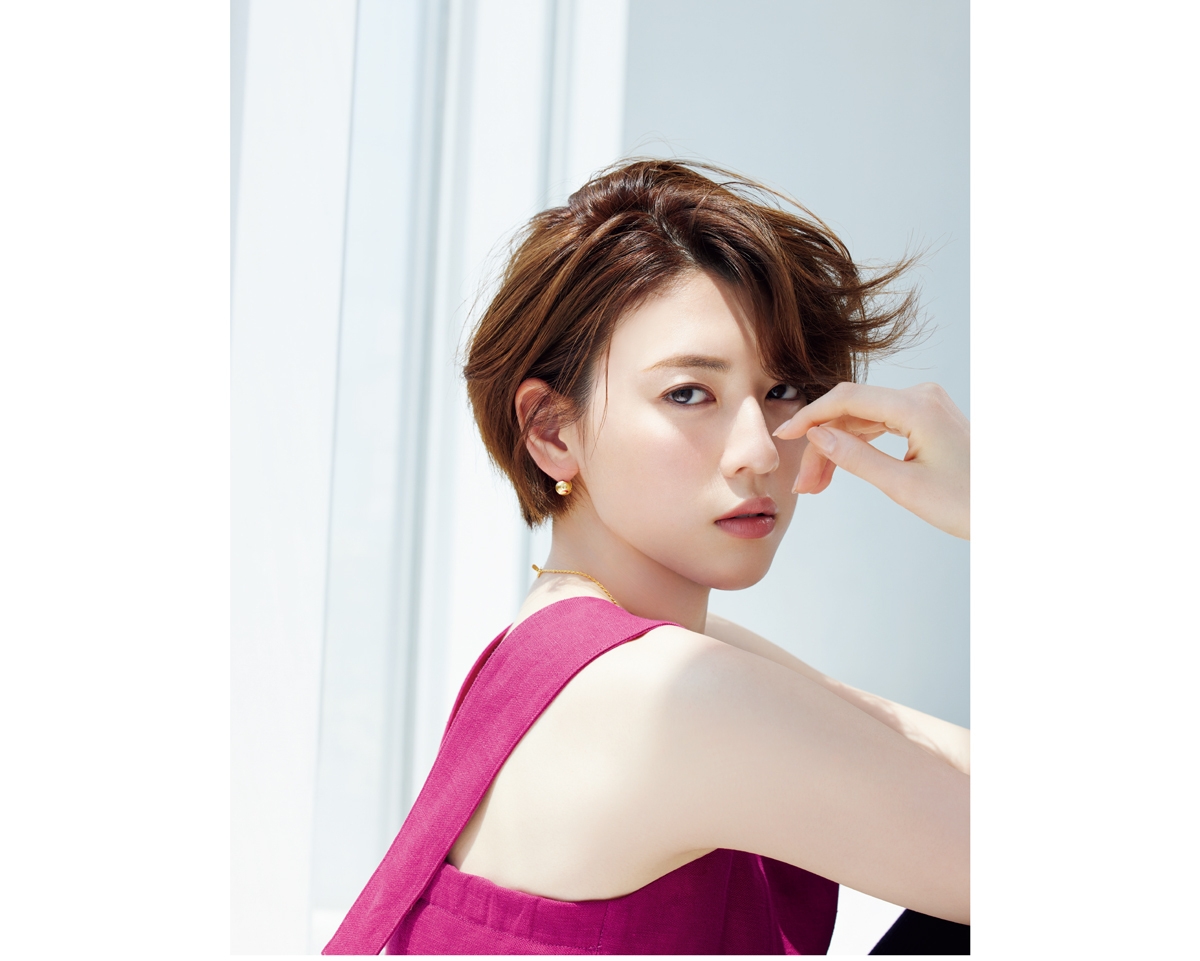 色の強い服こそ、あえてメイクで引き算。ツヤ映えのする肌なら、色に負けない抜け感や鮮度が思いのまま