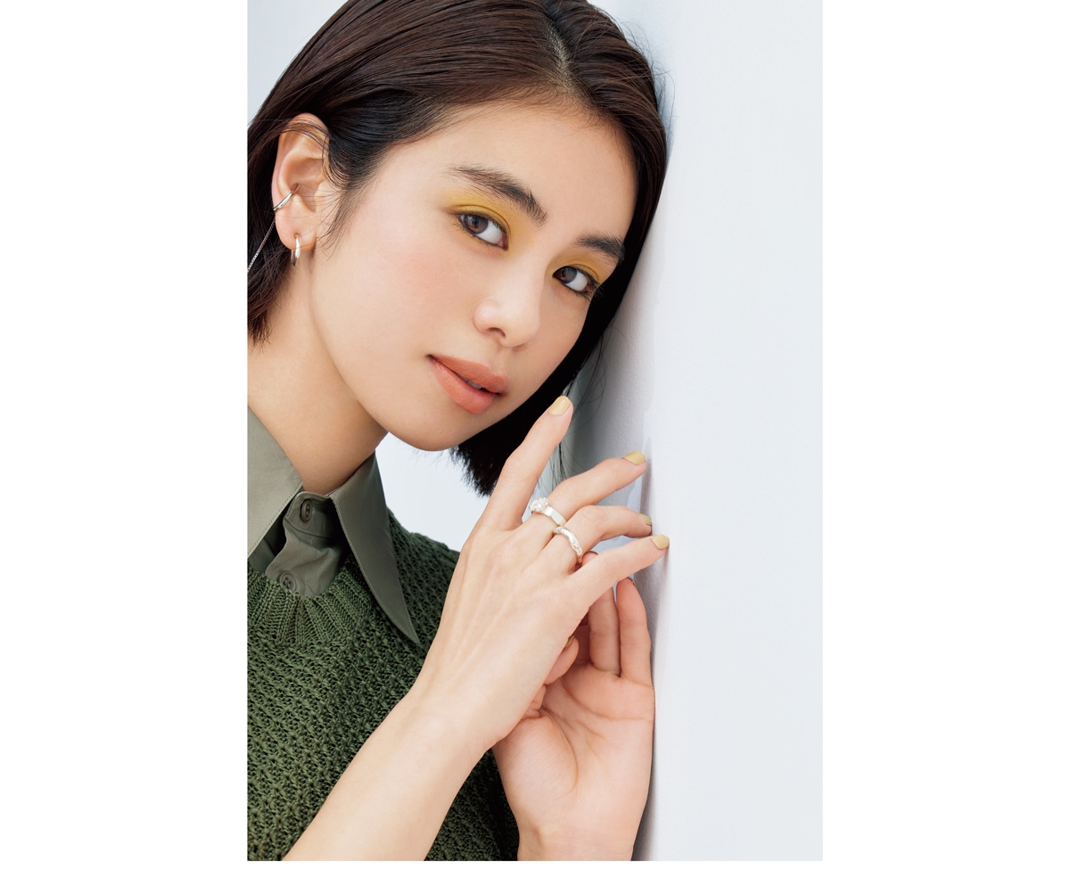 大胆イエローは漆黒でキリッとクールに