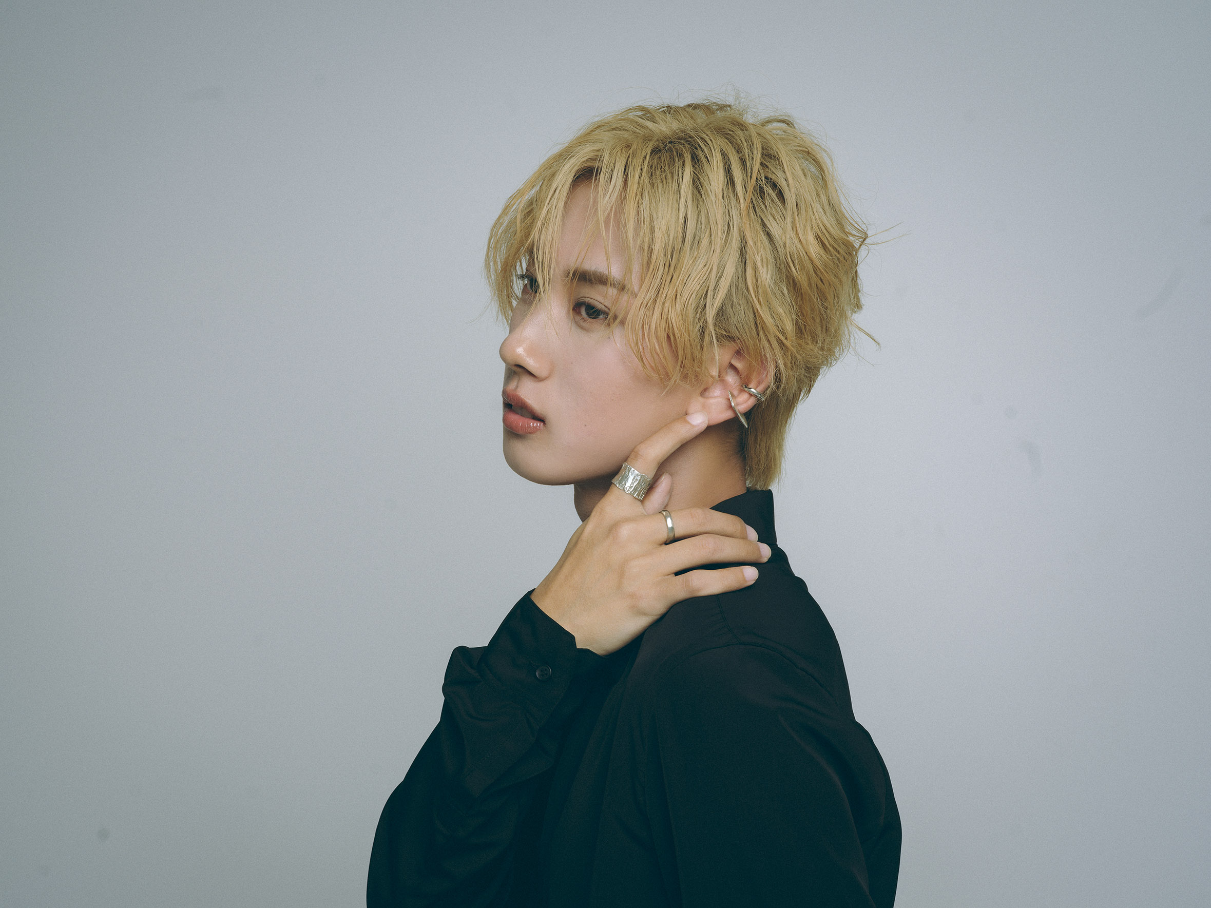 モデル 鈴木凌　バストアップ横顔