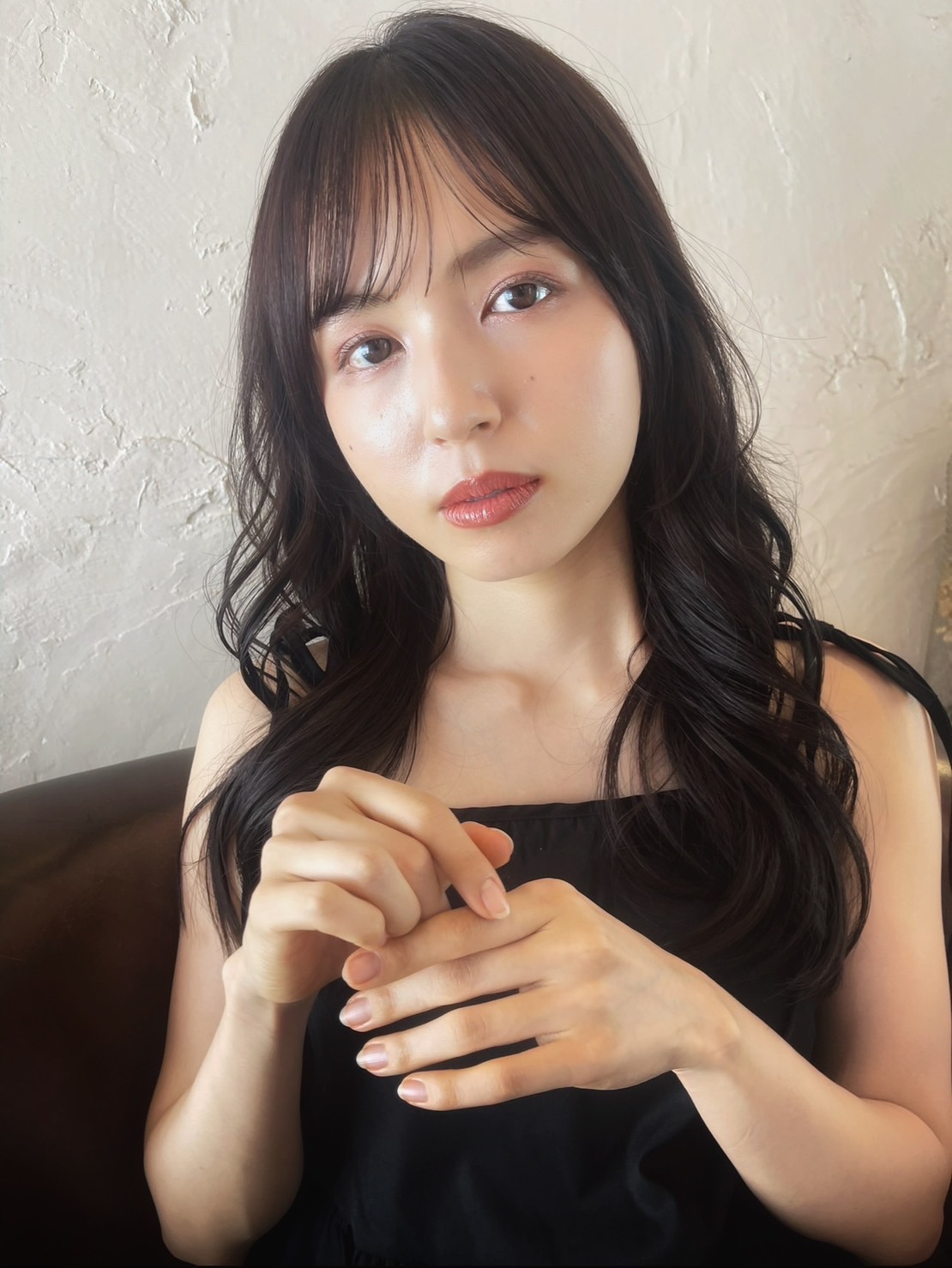 ロングヘア　大人　ヘアスタイル　暗髪　前髪あり　レイヤー