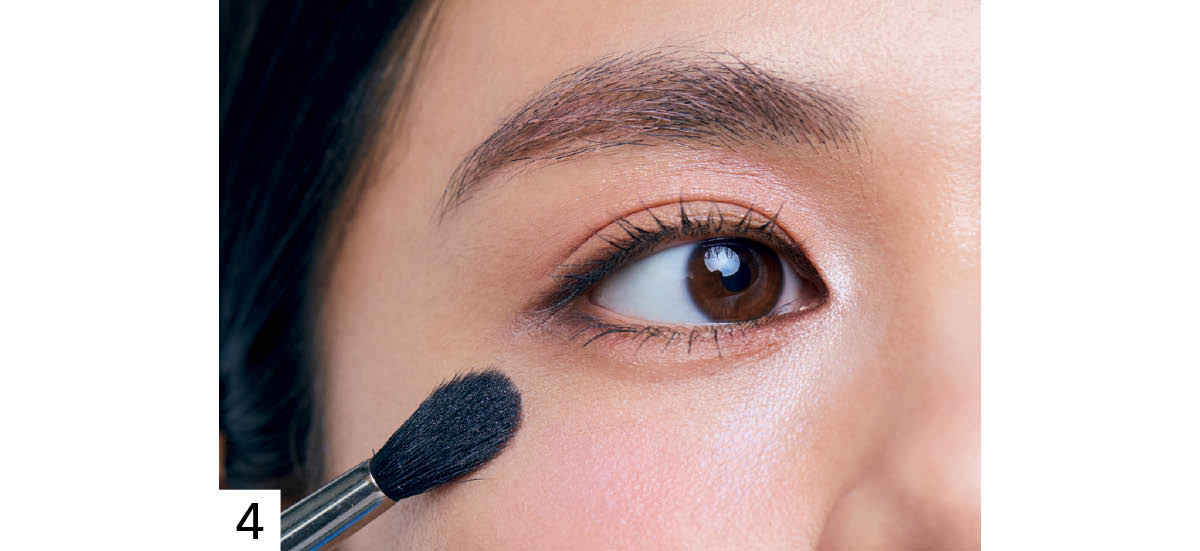 くすみをカバーするハイライトの入れ方 ステップ4 ブルーラメを頬骨とアゴ先に