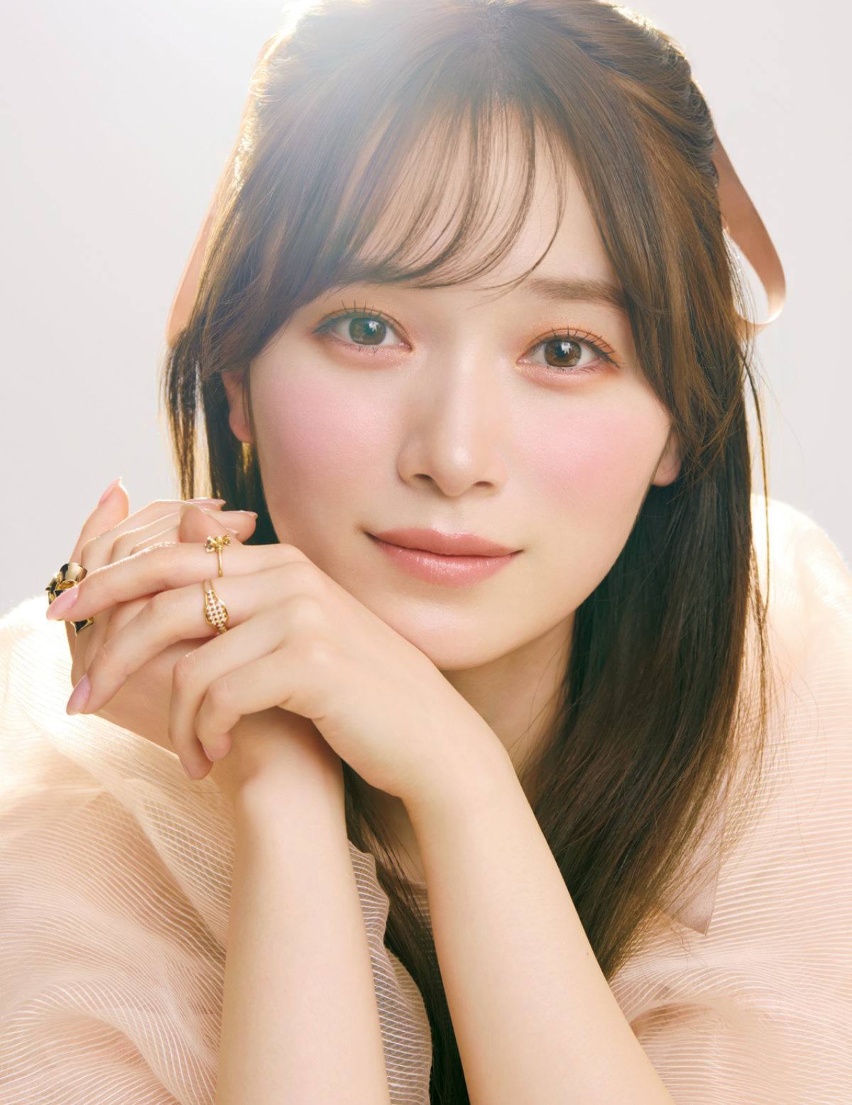 守屋麗奈さん、盛れ肌ベース&眉メイクを全見せ！ 発光ツヤ肌とピンク眉がカギ