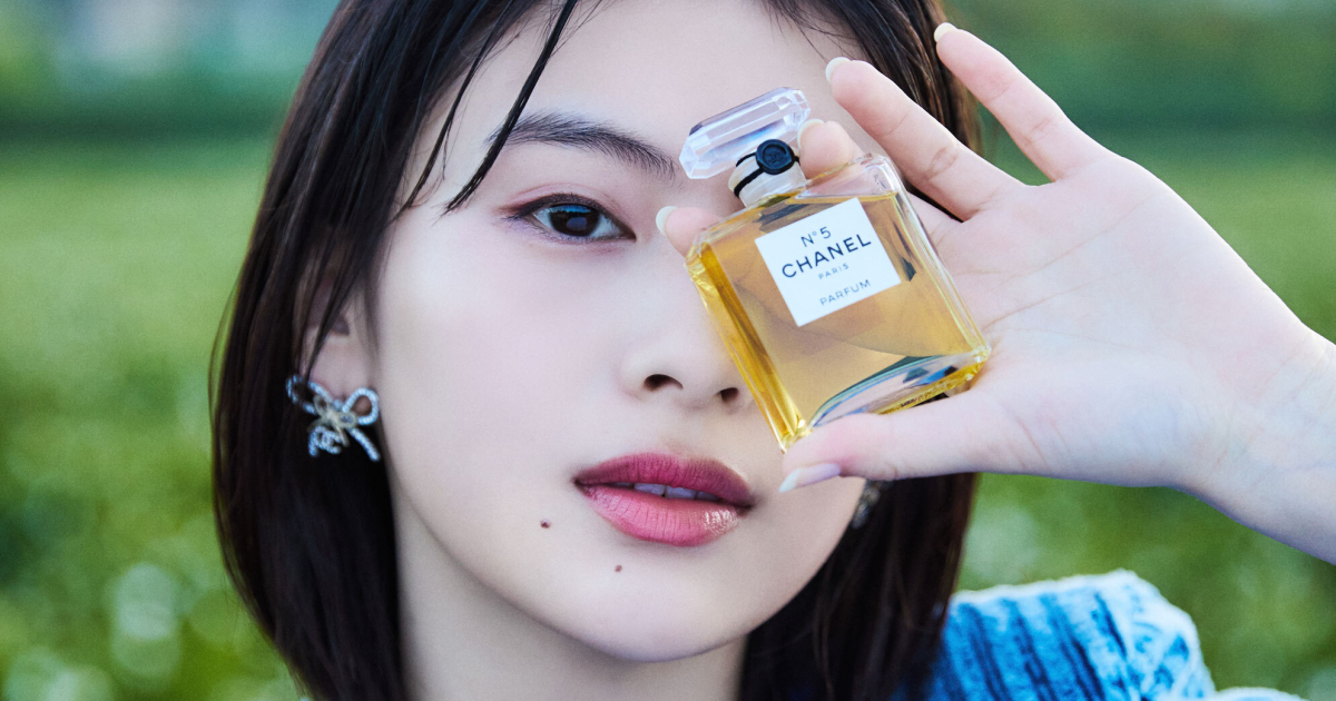 出口夏希さんとJURIN(XG)さんが名品フレグランス【シャネル N°5】が