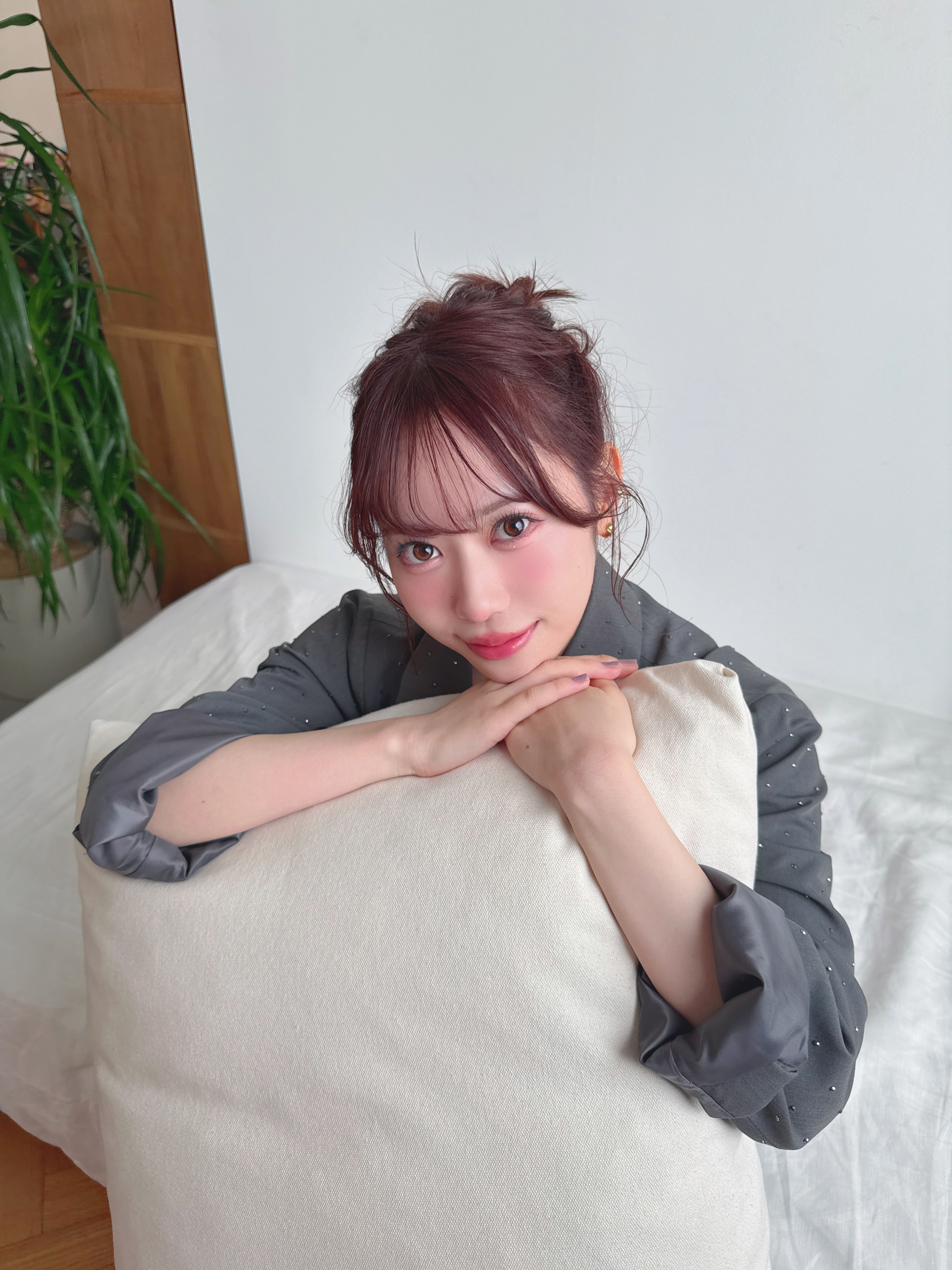声優伊達さゆり　ベッド　枕　微笑み