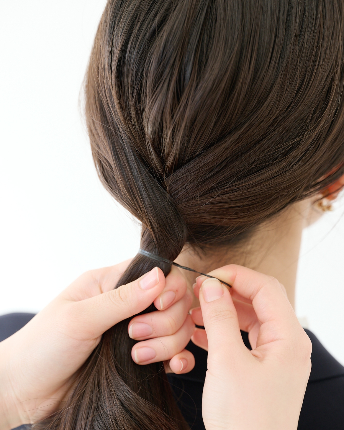 【セミロング②きちんとスーツ】毛束クロスで見違える！ こなれポニーテール　STEP５