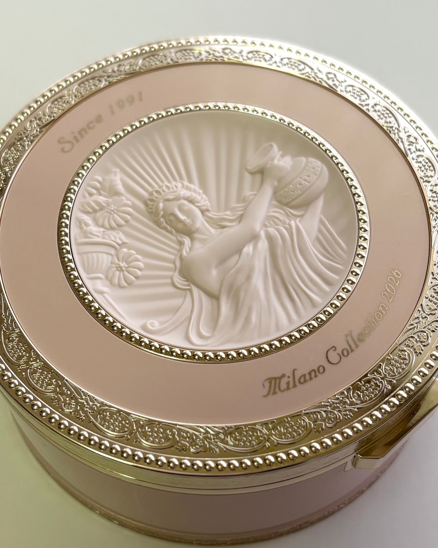 　【クリスマスコフレ2025】　ミラノコレクション フェースアップパウダー 2026 パッケージ