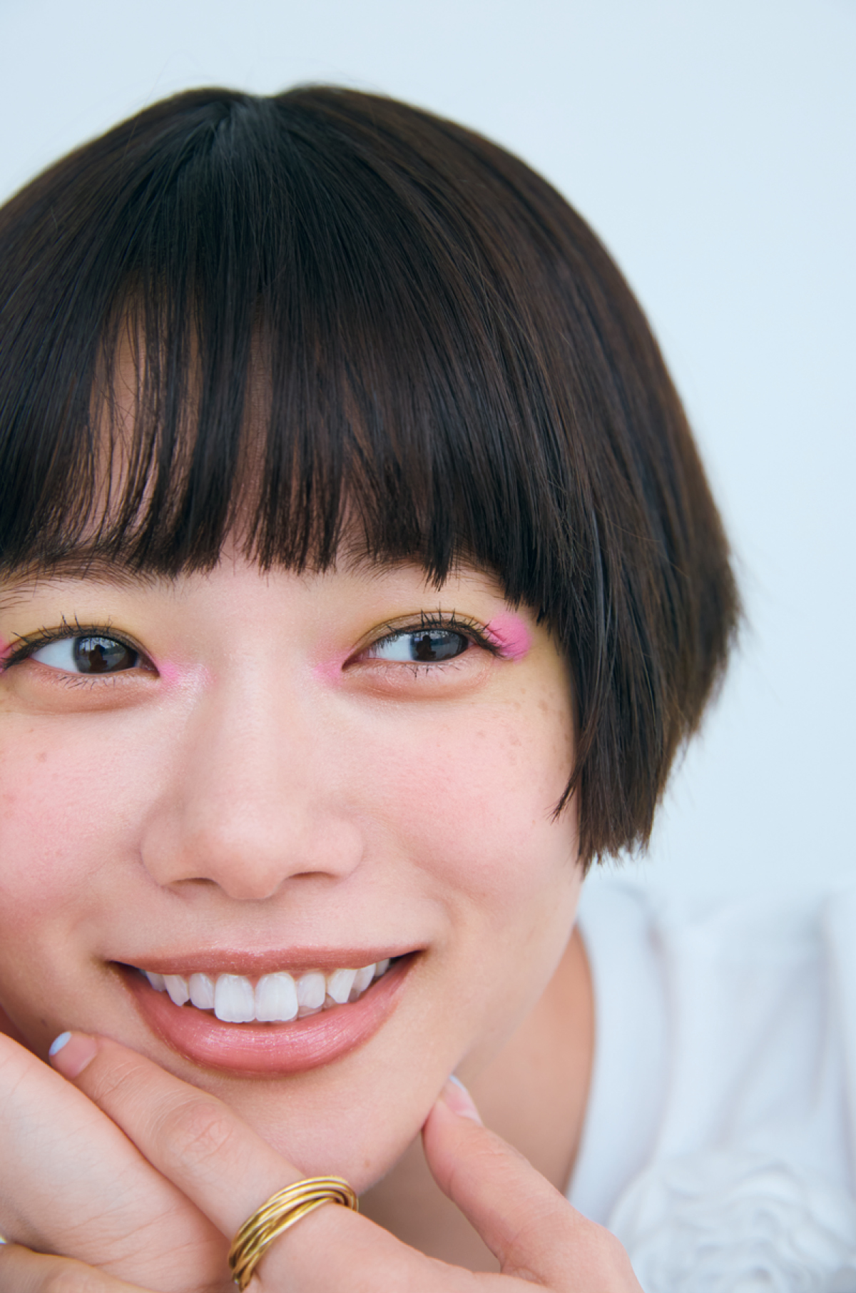 杉咲 花さん、朝晩のシートマスクで褒められ肌に。初買いコスメは憧れの赤ネイル