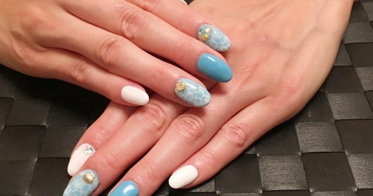 16夏ネイルはこれに決まり ドロップネイルで爽やかブルーを演出 マキアオンライン Maquia Online