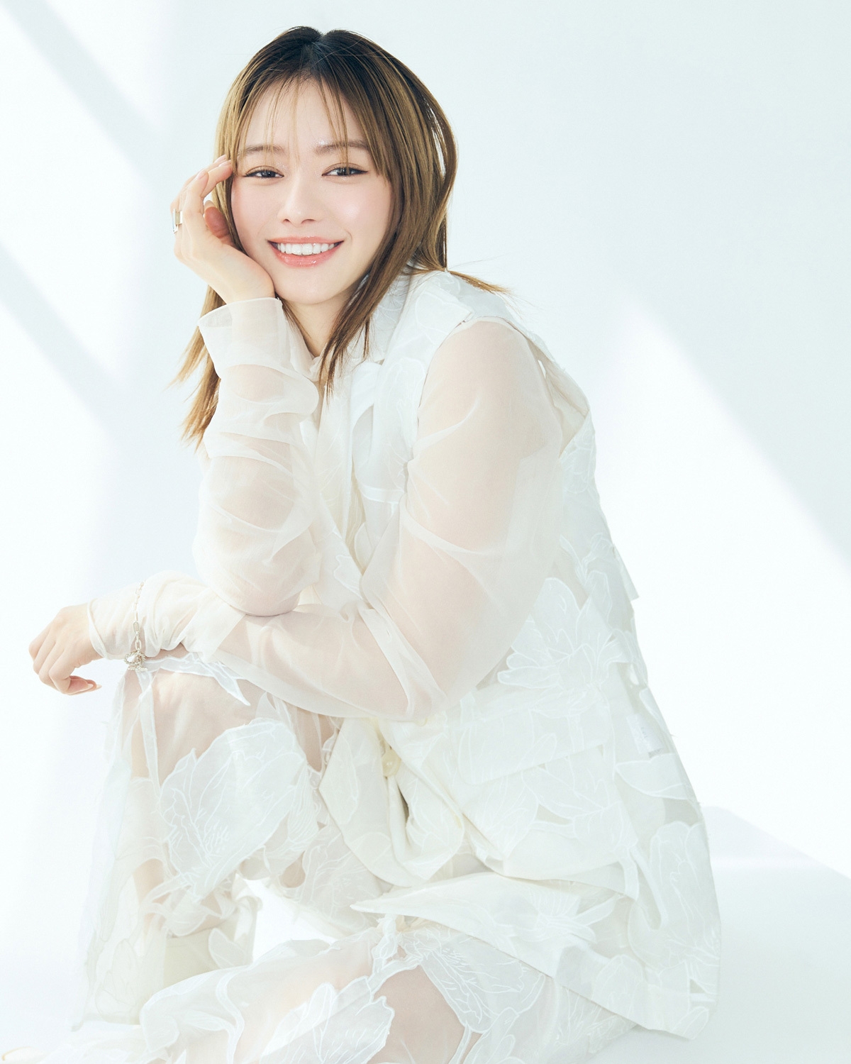 山本舞香さんが、SNSでバズっている純欲メイク・白湯メイク・甜妹メイクの3タイプの中華メイクに挑戦！ vol.2