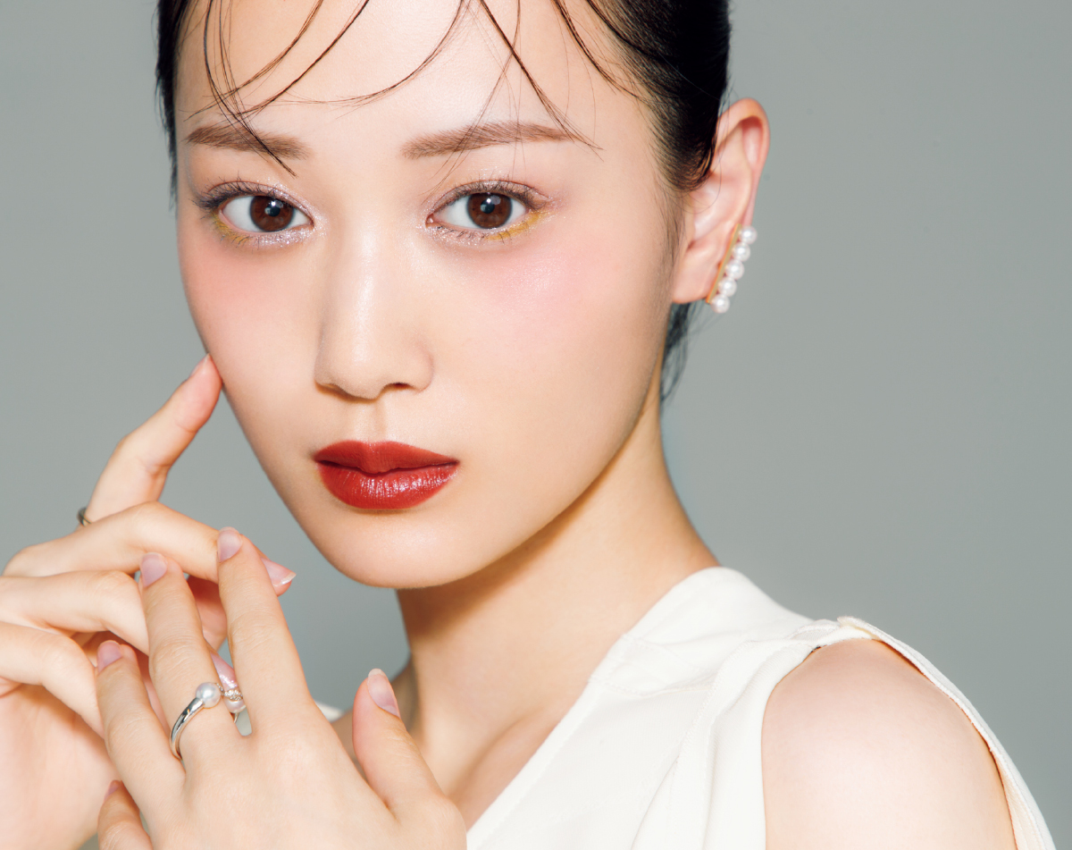 山下美月さんの気になる秋コスメ。マット派も惹かれる、ツヤリップでつくる新バランス【MAQUIA 秋新色コスメ2025】