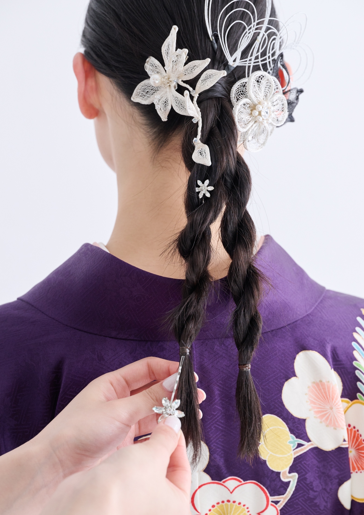 【卒業式袴ヘアアレンジ・セミロング➀】愛らしさと大人っぽさを叶える華やかツイストポニー　STEP５