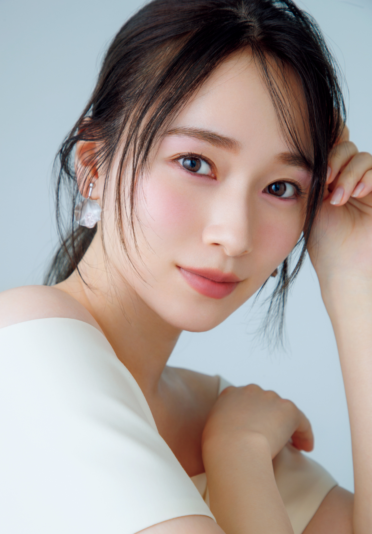 櫻坂46・守屋麗奈さんがベスコス受賞コスメで多幸感メイク。ブルベ肌と好相性なピンクで洒落顔に