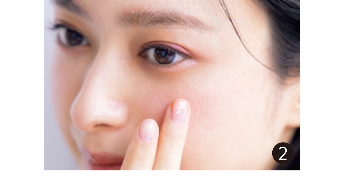 2 練りタイプで頬にもツヤを