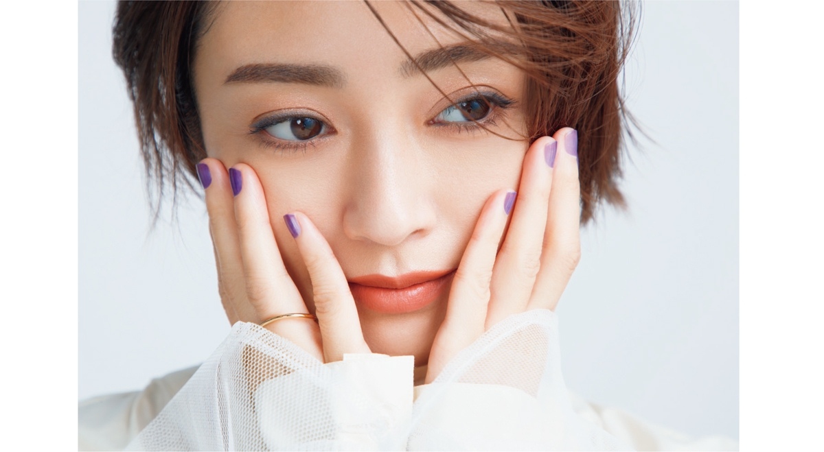 頬を手で包み込む安達祐実さん