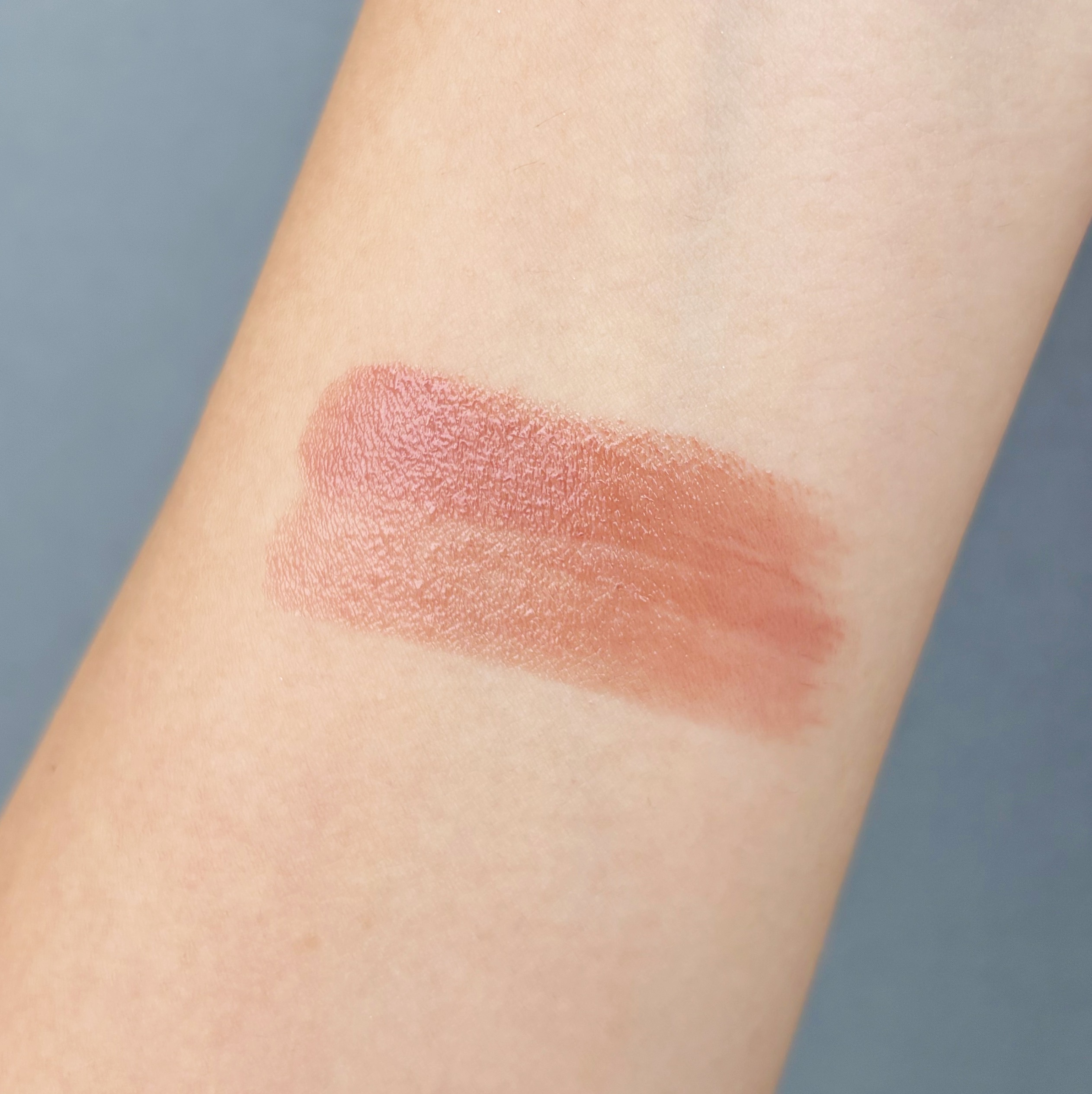 MAQUIAベストコスメ2025下半期 イエベ秋 アディクション ザ リップスティック グレイズドボム 004のスウォッチ