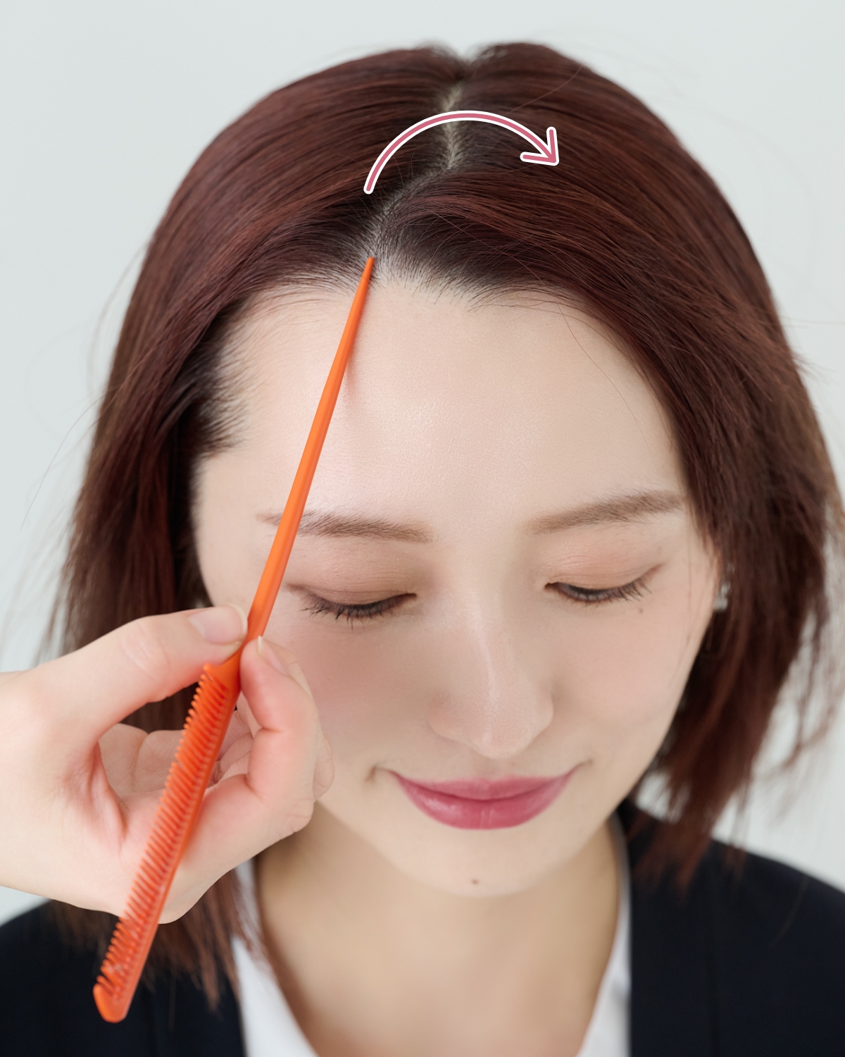 【ミディアム②きちんとスーツ】顔まわりのねじりがアクセントの上品ダウンスタイル　STEP２