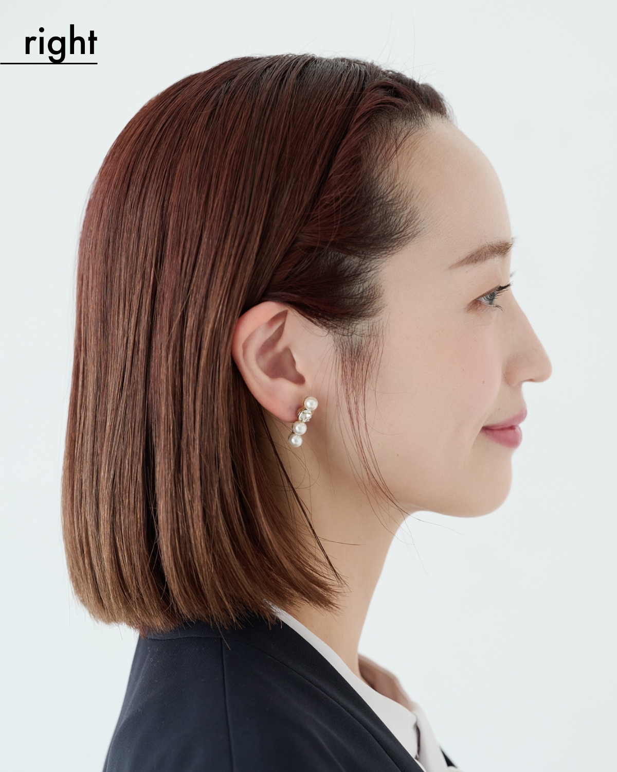 【ミディアム②きちんとスーツ】顔まわりのねじりがアクセントの上品ダウンスタイル（right）
