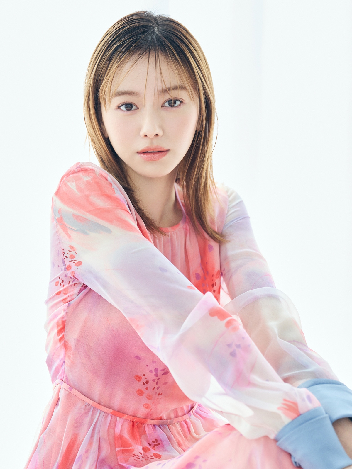 『山本舞香さんが、SNSでバズっている純欲メイク・白湯メイク・甜妹メイクの3タイプの中華メイクに挑戦！ vol.5』