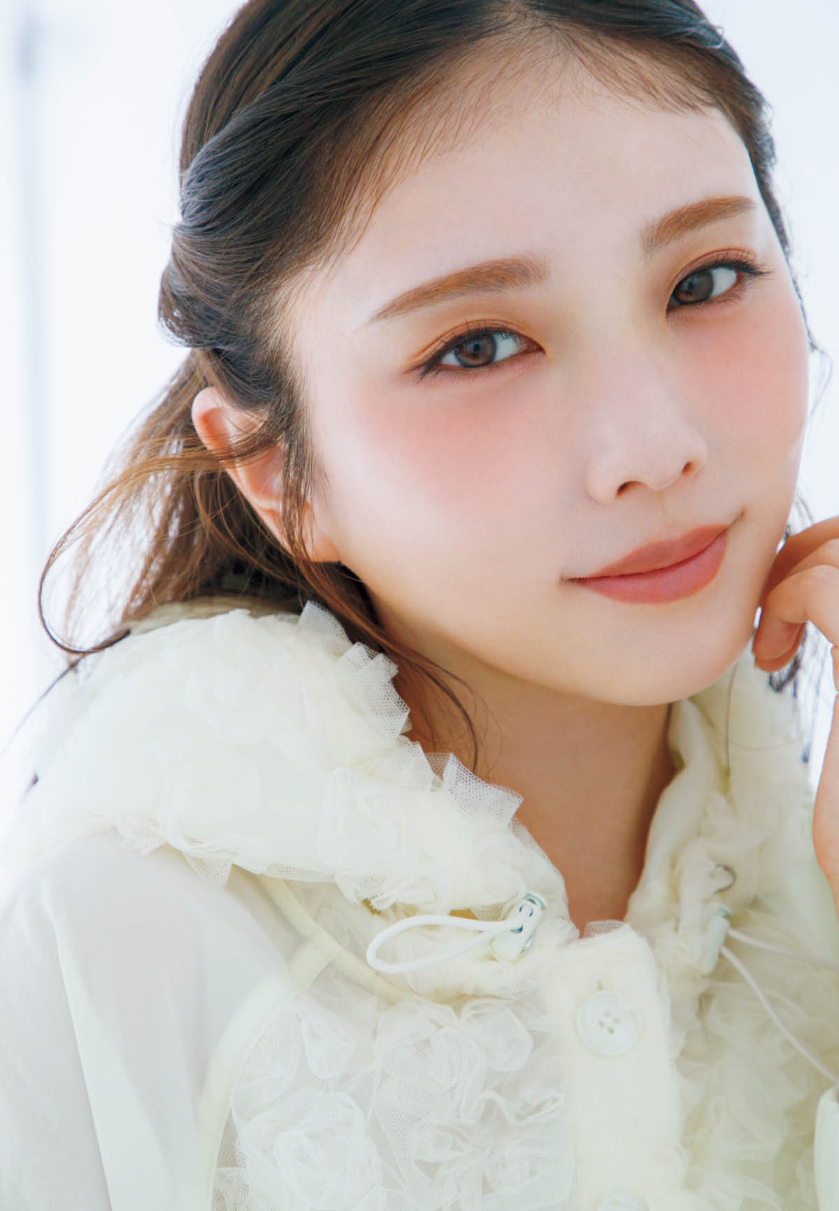 与田祐希さん×多幸感チーク。イヴ・サンローランの大ヒットコスメで、笑顔印象がぐっとUP！