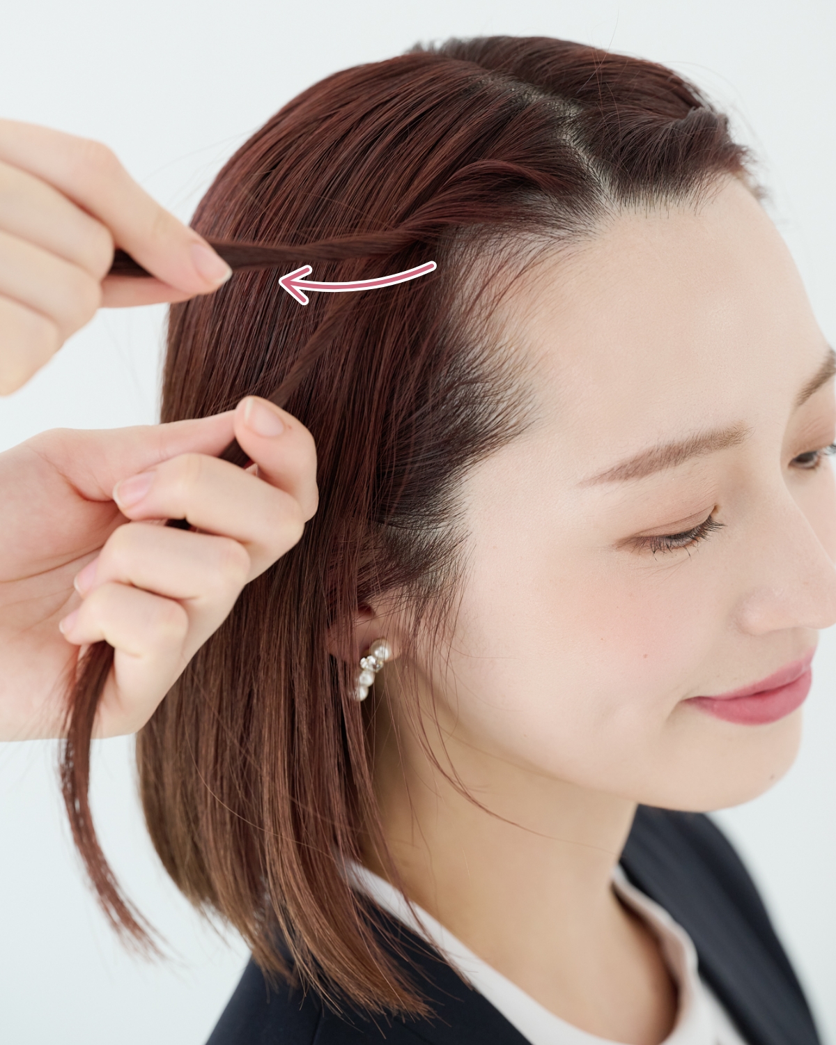 【ミディアム②きちんとスーツ】顔まわりのねじりがアクセントの上品ダウンスタイル　STEP４