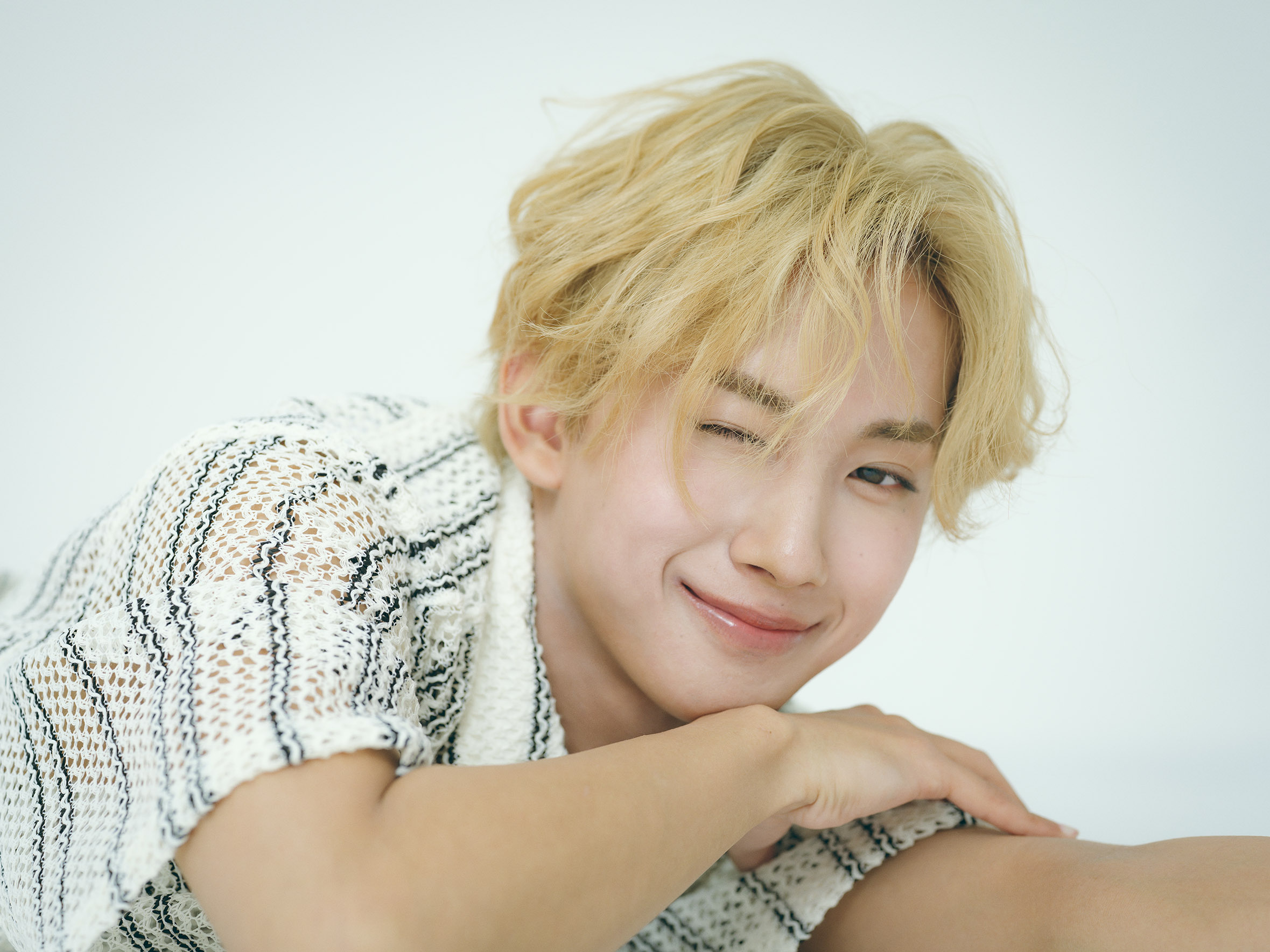 モデル 鈴木凌　寝そべり顔アップ