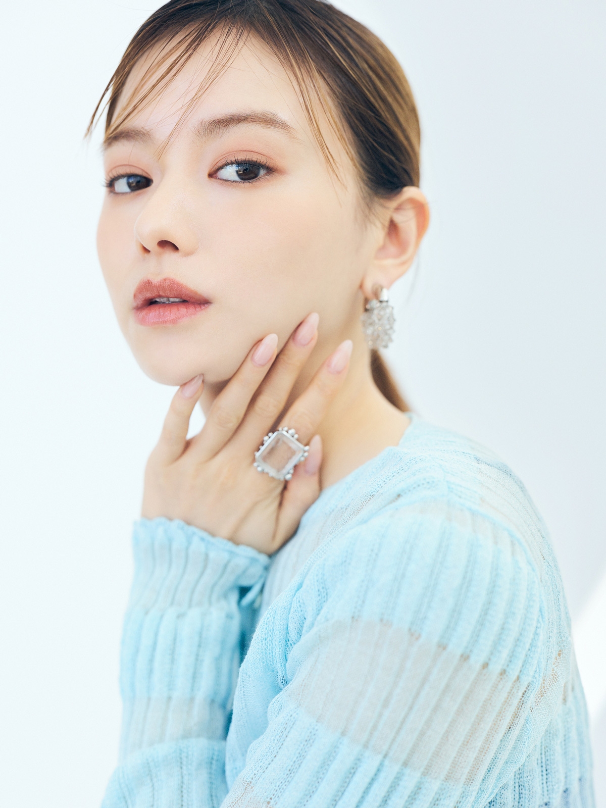 ワンポイントで色を足すなら？ 山本舞香さんがリップが主役の【白湯メイク】を試してみた！