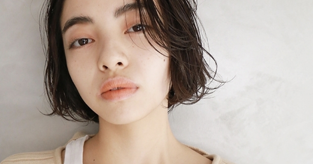 30代 40代大人の面長解消ヘア 面長でも額だしok くせ毛風かきあげボブ で小顔 美人見せ マキアオンライン Maquia Online