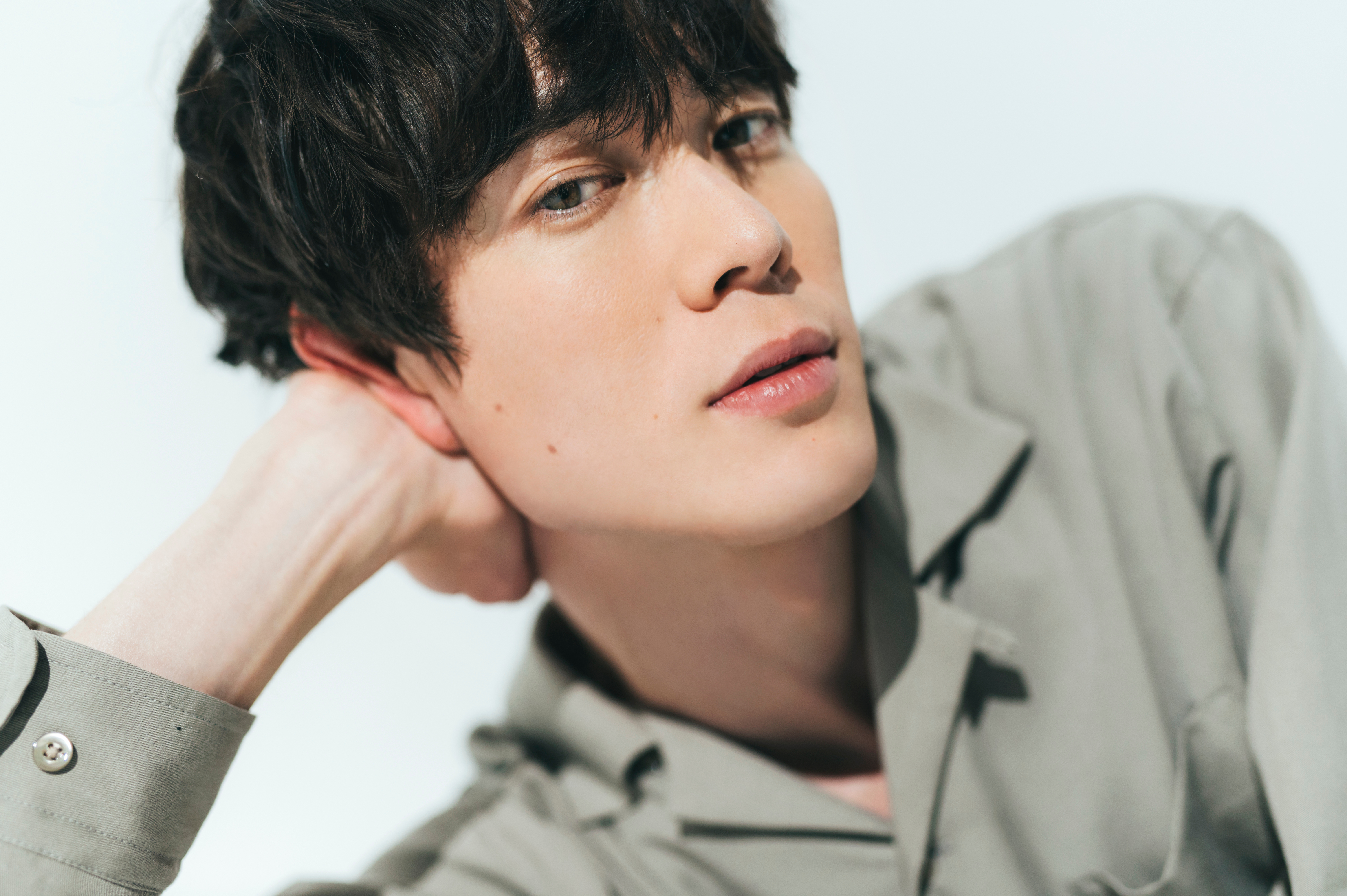 【宮沢氷魚さんインタビュー】透明感を保つ美容のこだわり、美しいと感じる人、〝瞳で語る〟演技法とは？ GALLERY_1_1