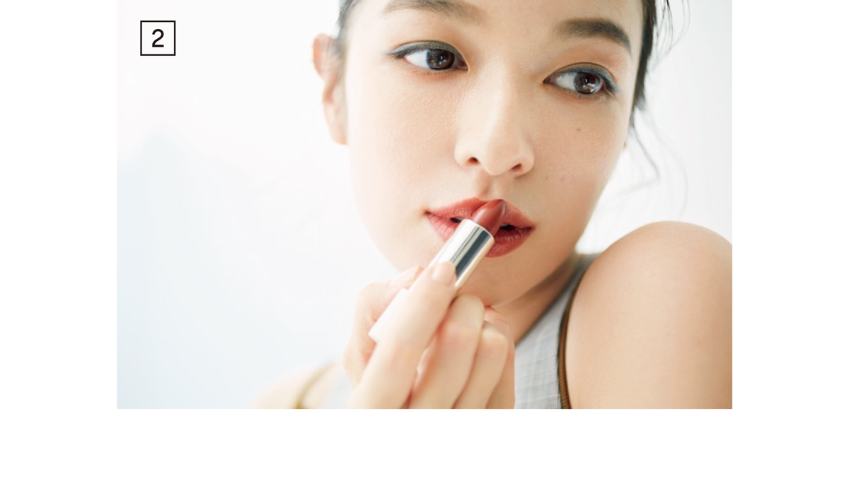 唇の山のラインをシャープに描く