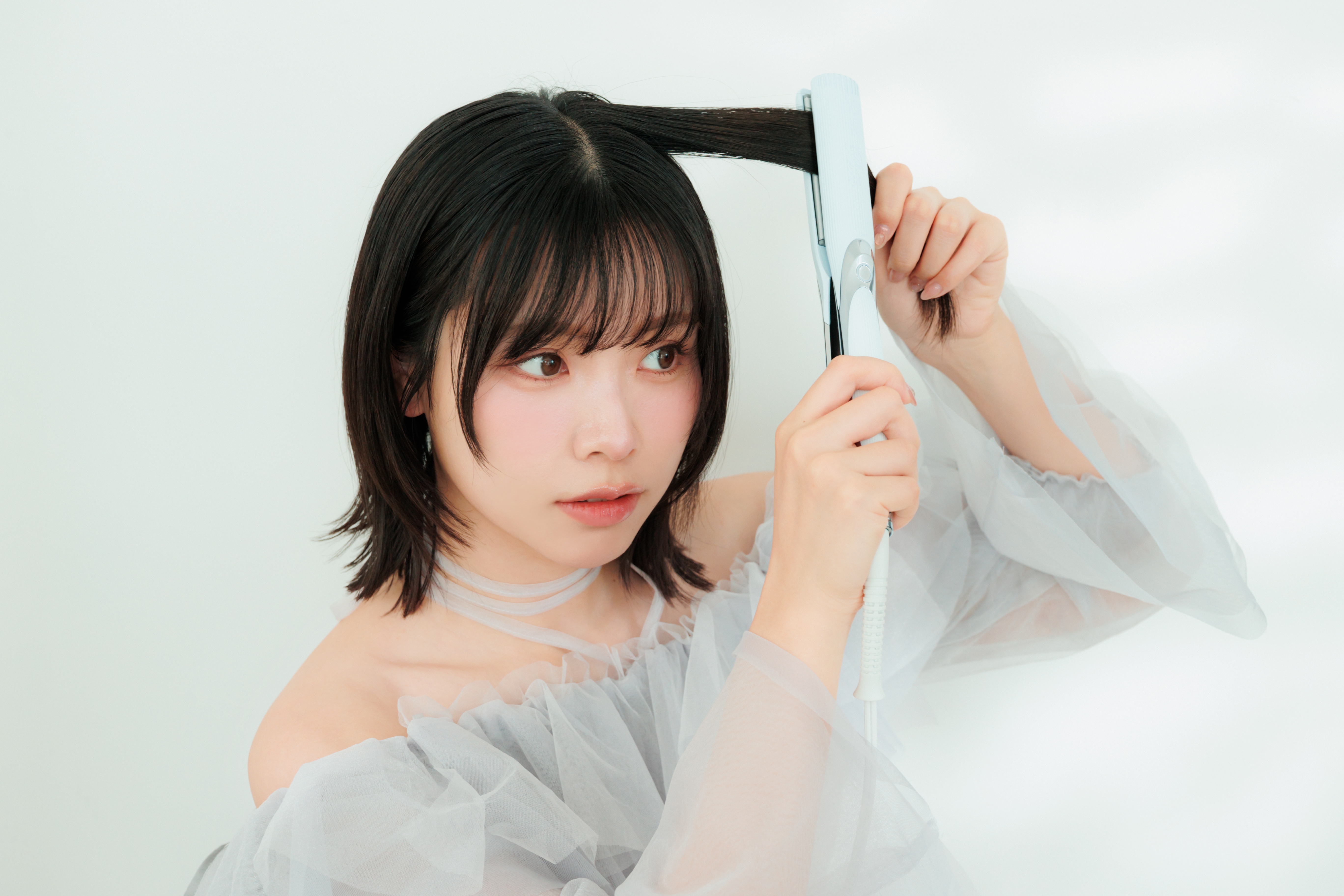 声優Liyuuアイロンでストレートヘアに