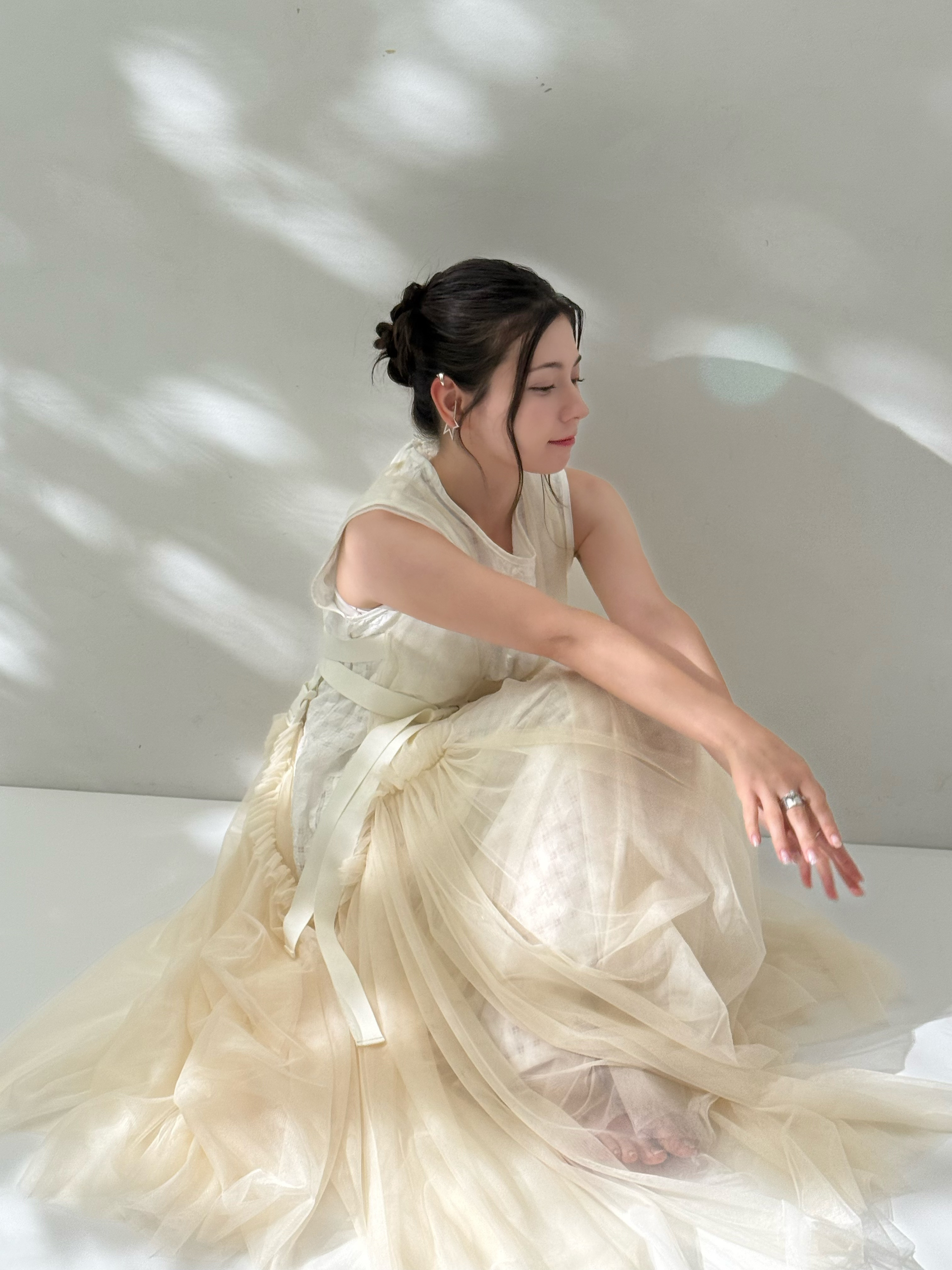 声優 Lynn 体育座り 伏し目