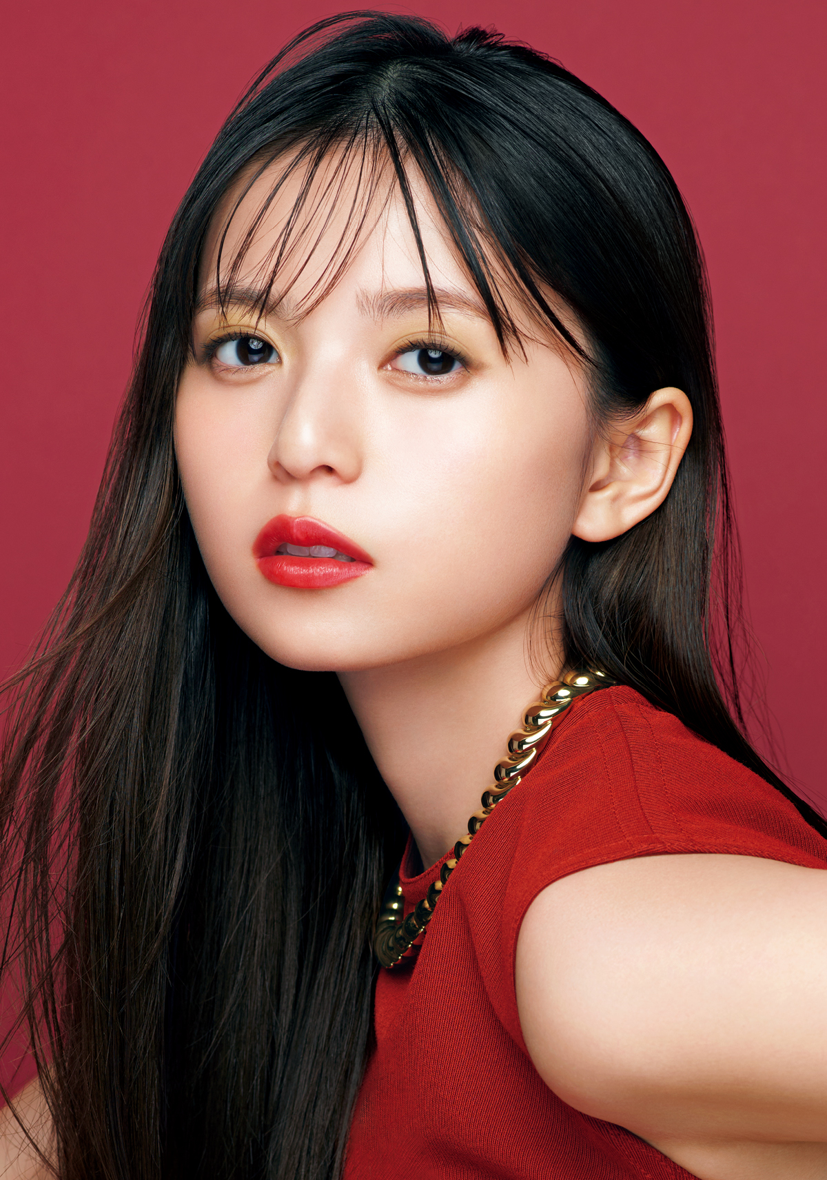 MAQUIA3月号表紙では、齋藤飛鳥さんが赤リップでドレスアップ。メイクのポイントを中野明海さんが解説