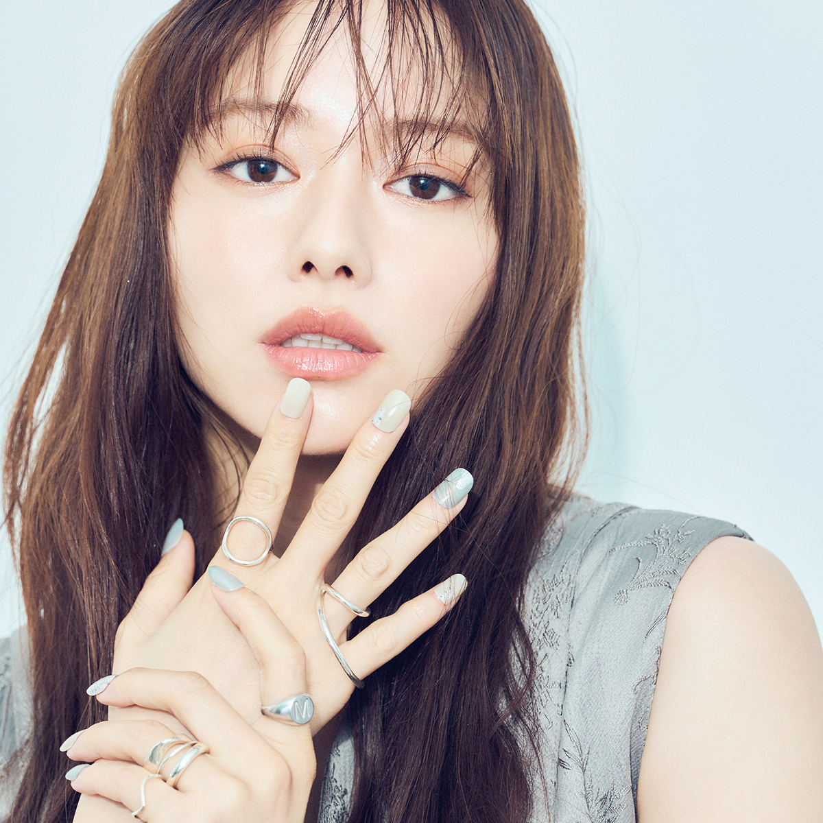 山本舞香さんが推す！ シルバーリングの重ねづけ×くすみカラーネイルで大人っぽい雰囲気に