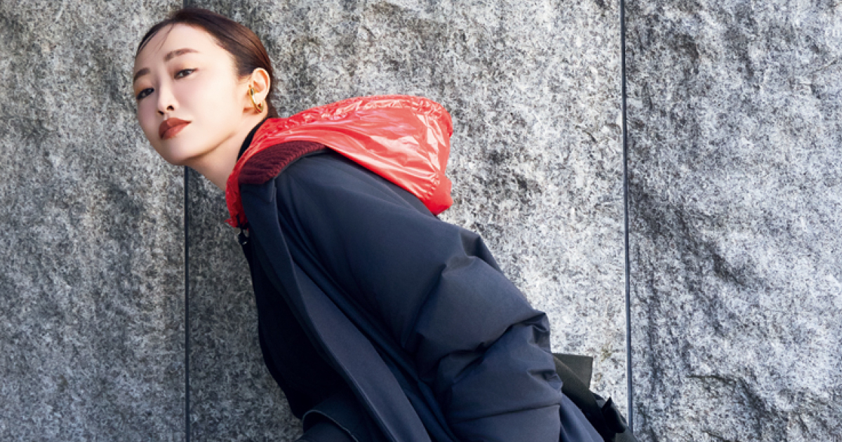 神崎 恵さん流「人と差がつくコートスタイル」とは？ 遊び心あるヘアを