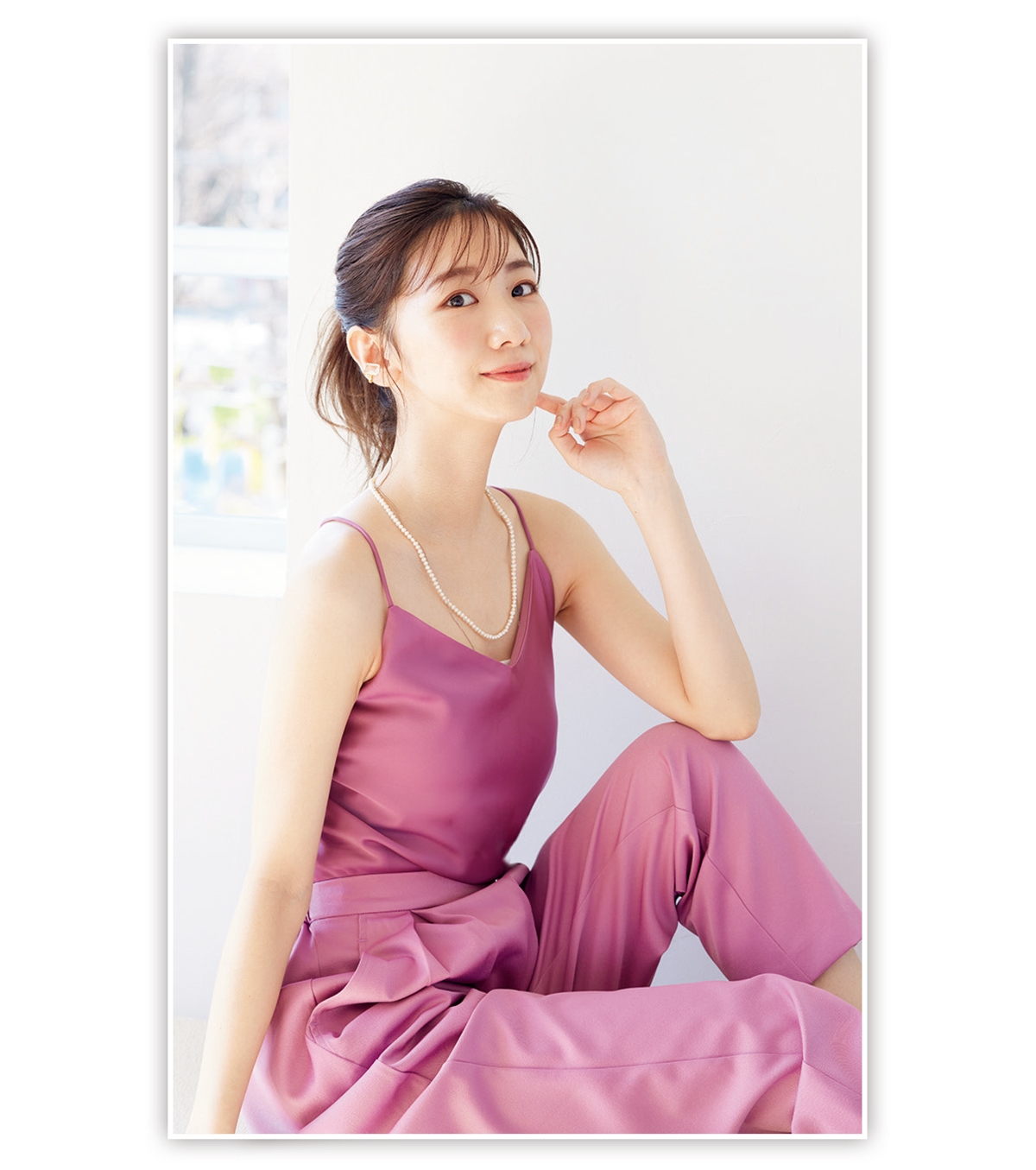 座りポーズの柏木由紀さん