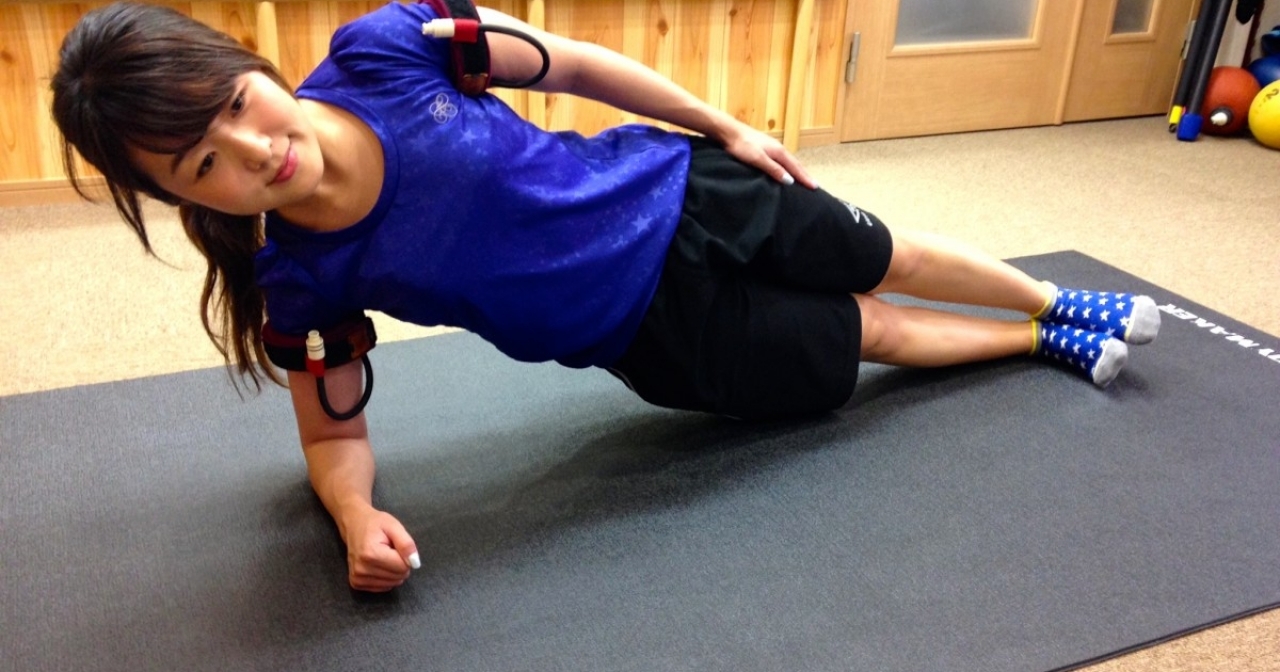 二の腕とおなかに効く 家でもできる３分トレーニングをご紹介 マキアオンライン Maquia Online