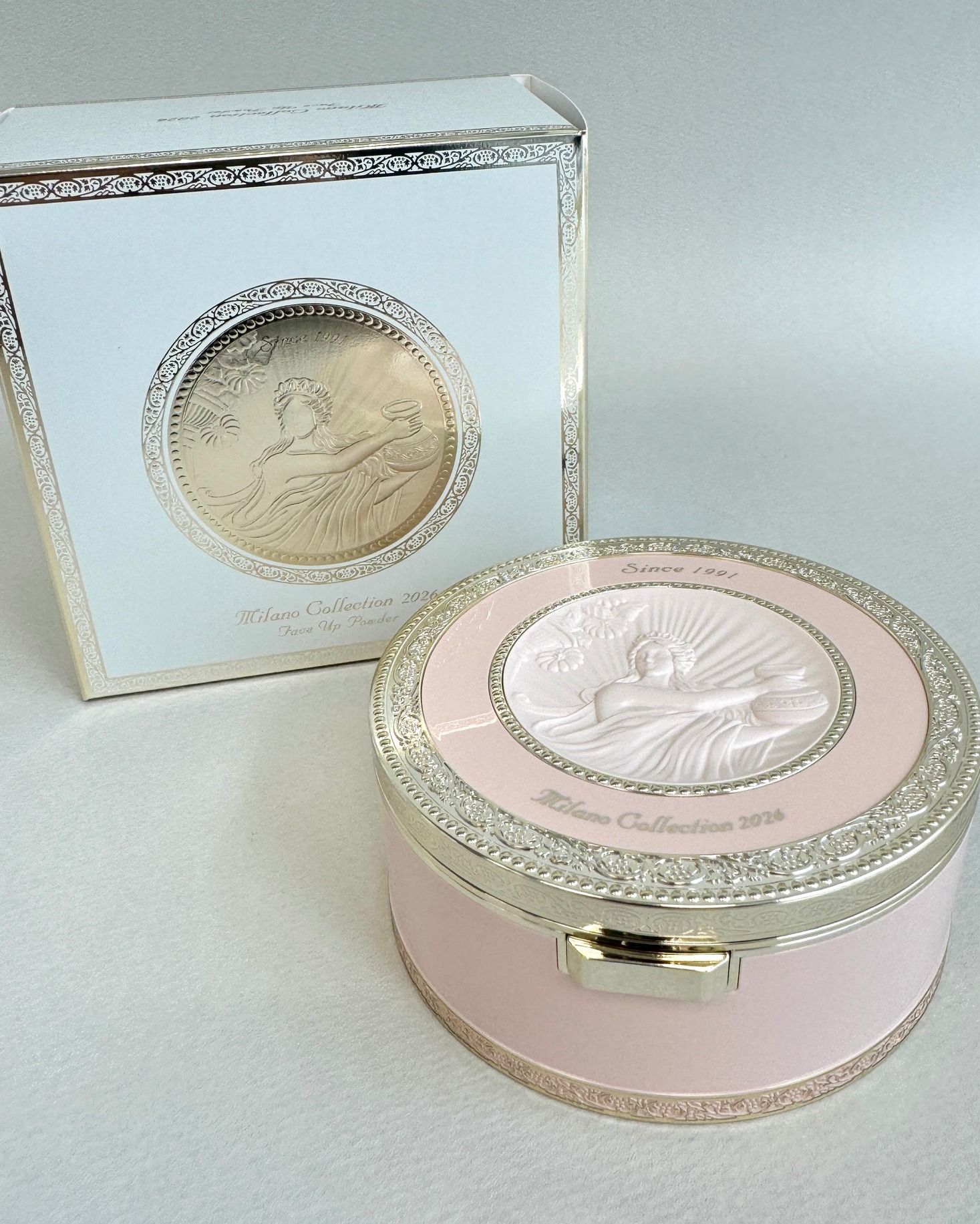 　【クリスマスコフレ2025】　ミラノコレクション フェースアップパウダー 2026 外箱＆パッケージ