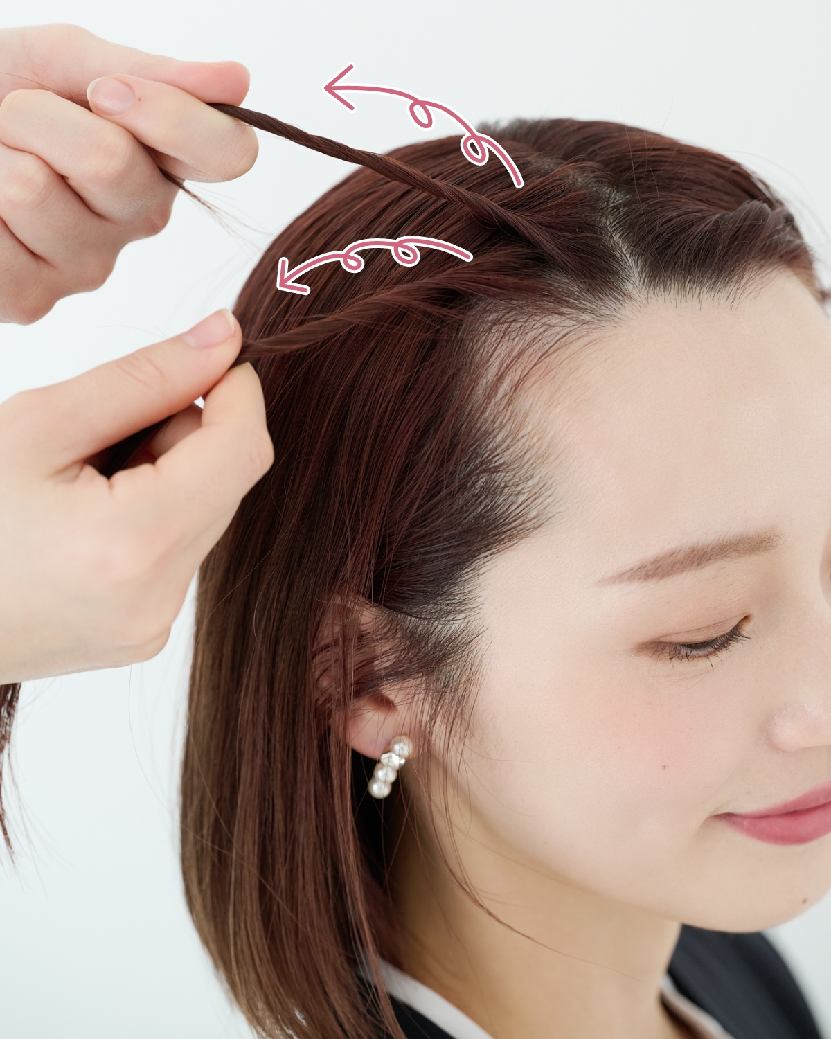 【ミディアム②きちんとスーツ】顔まわりのねじりがアクセントの上品ダウンスタイル　STEP３